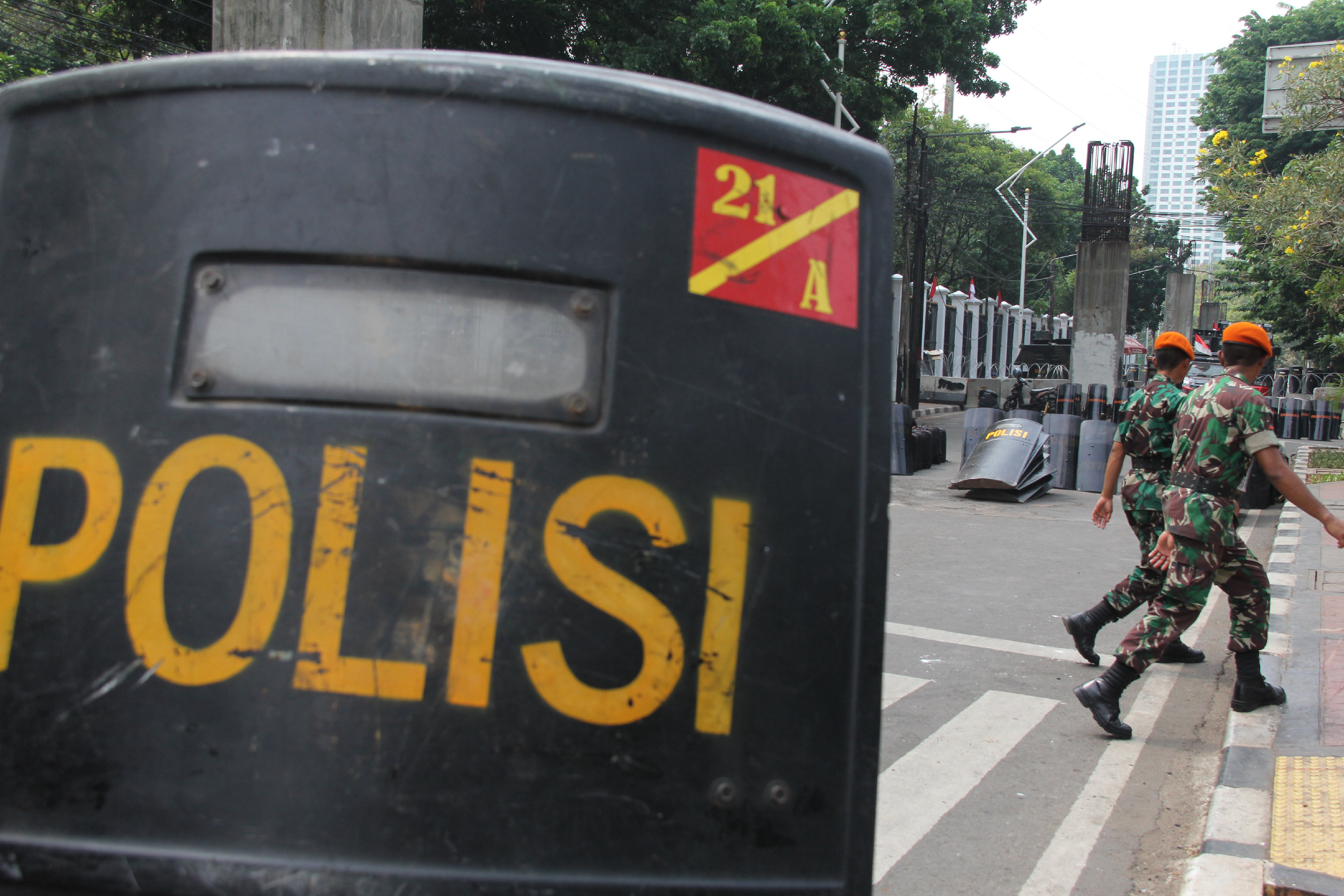 Pengamanan menjelang pelantikan Presiden dan Wakil Presiden di daerah-daerah ditingkatkan meski suasana kondusif. 