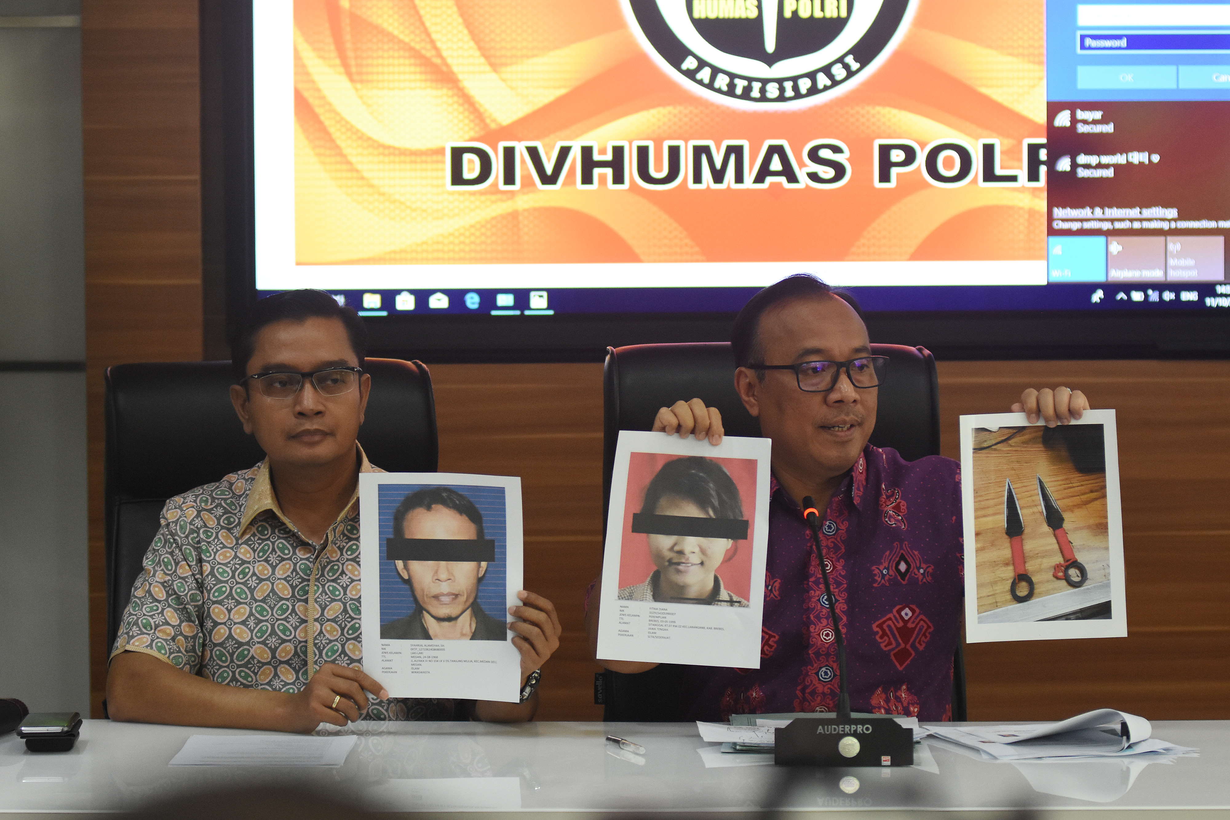 Karopenmas Div Humas Polri Brigjen Dedi Prasetyo (kanan) menunjukkan foto tersangka pelaku dan barang bukti penikaman Menko Polhukam Wiranto