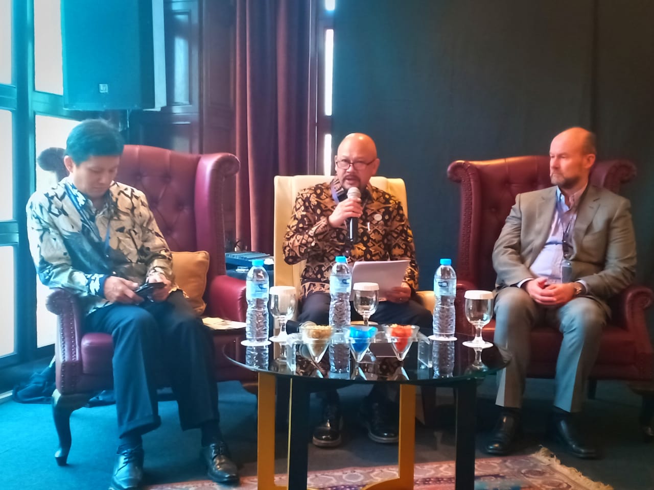 Kepala BPPT Hammam Riza (tengah) menyampaikan kajian  Integrated Cattle and Oil-Palm Production Conference 2019 di Jakarta, Rabu (23/10)