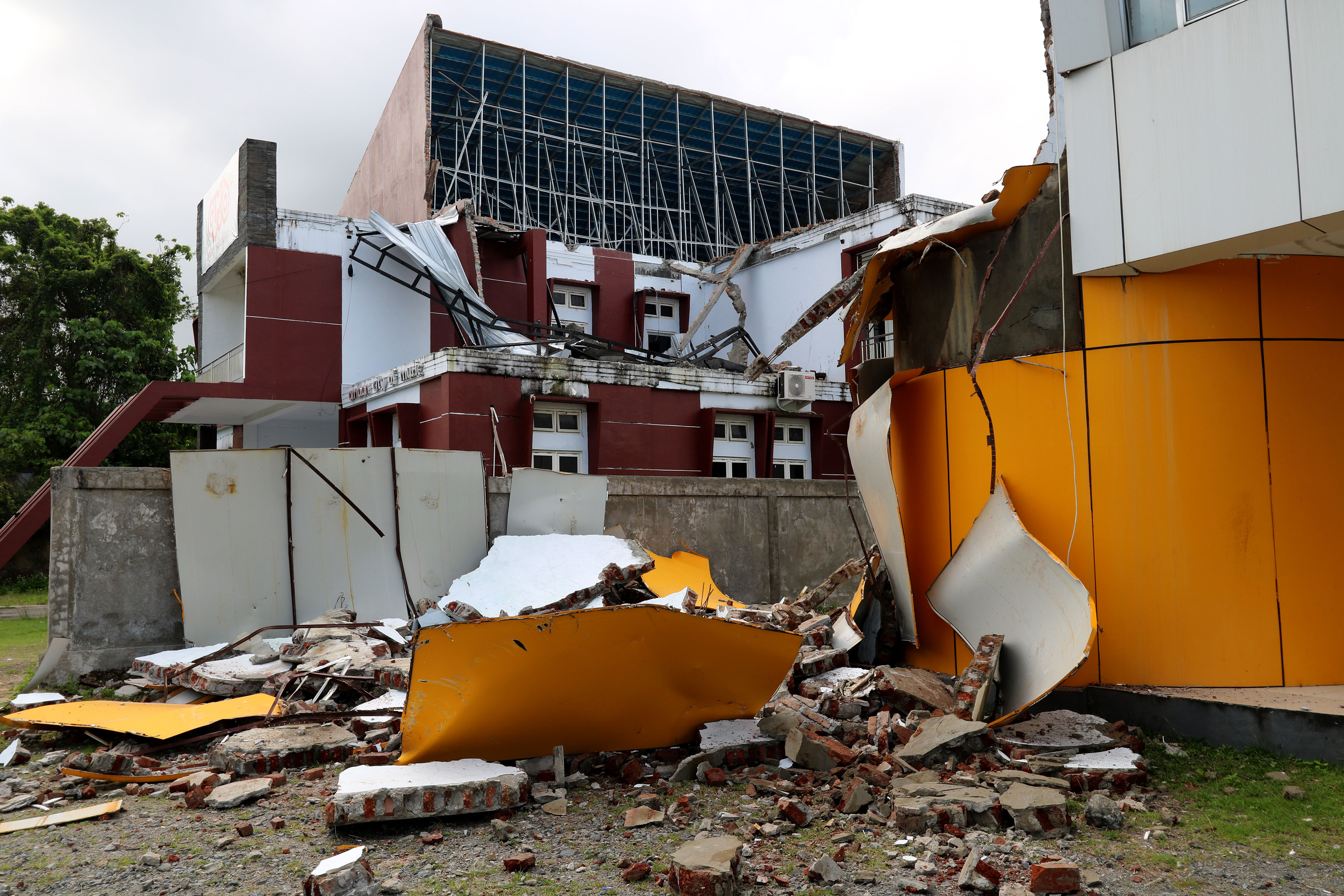 Sebagian gedung Musik Ambon dan Gedung UPT Metrologi Legal Ambon tampak rusak di Desa Passo, Kecamatan Baguala, Ambon, Maluku