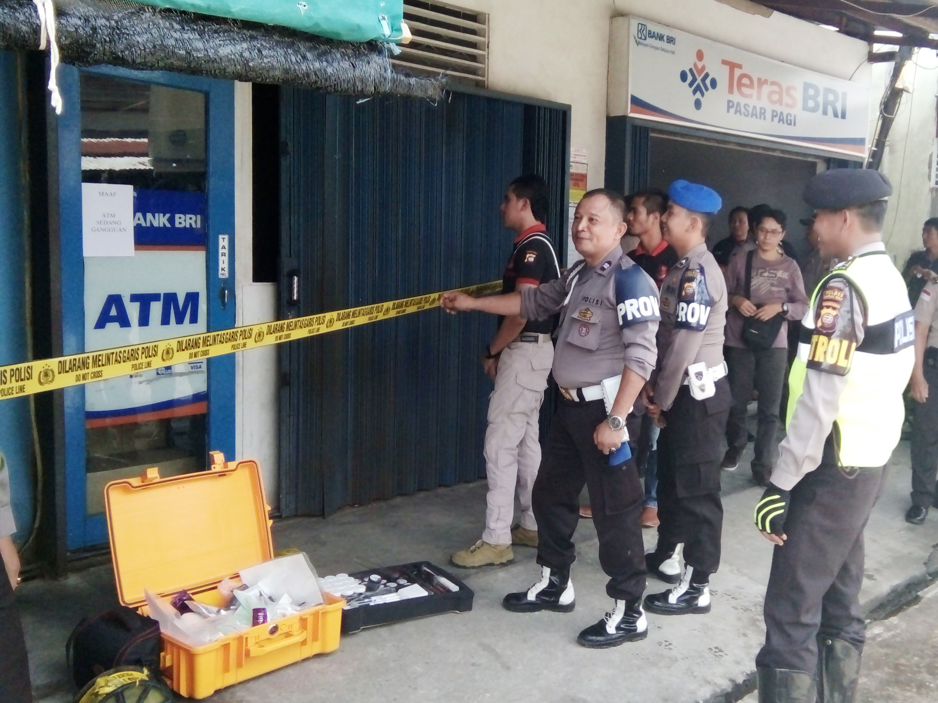 Sejumlah petugas kepolisian berada di sekitar Anjungan Tunai Mandiri (ATM) Bank Rakyat Indonesia (BRI) yang dibobol di Putussibau
