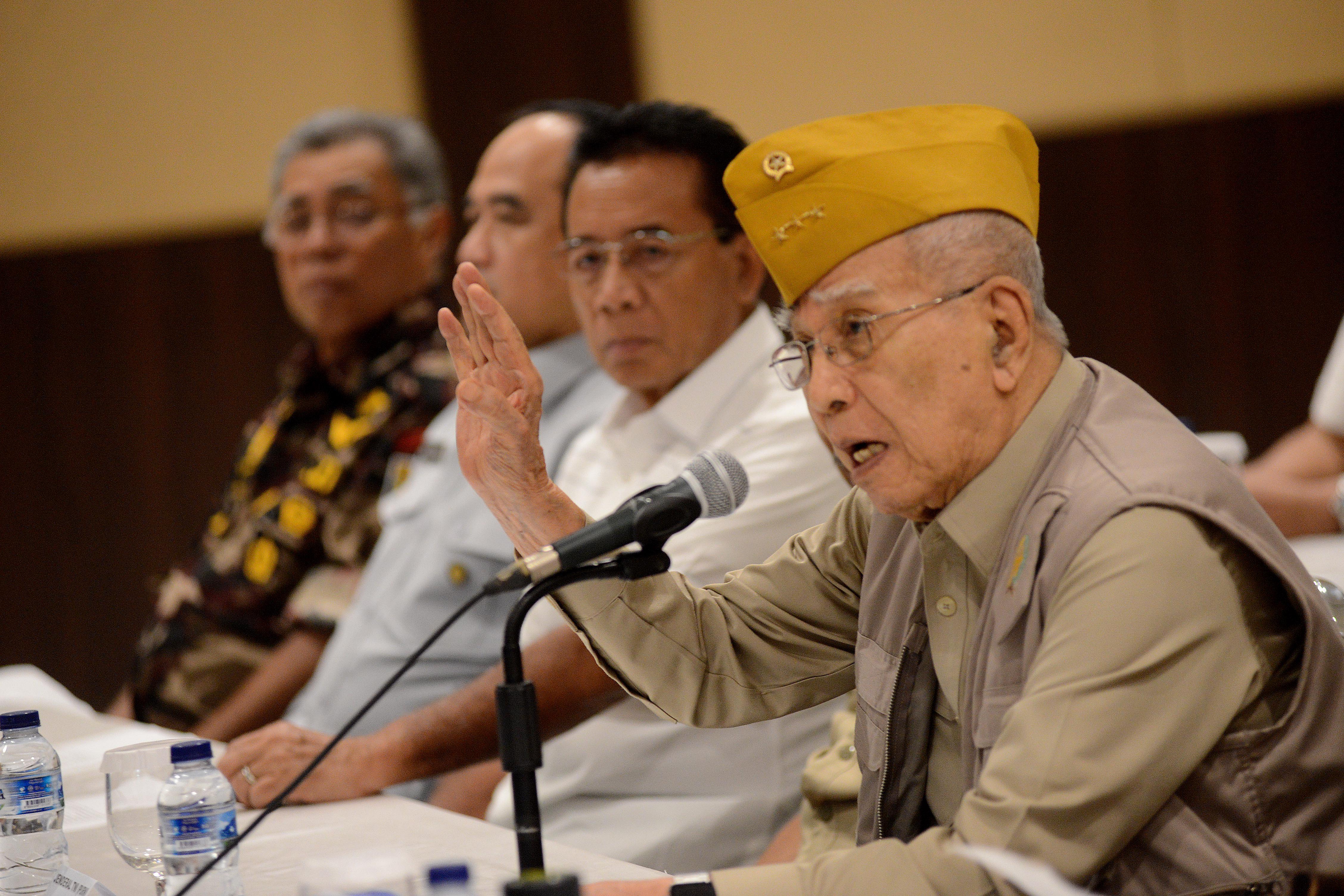 Letjen TNI (Purn) Rais Abin (kanan) memberi estafet jabatan Ketua Umum  DPP LVRI kepada Mayjen TNI (Purn) Saiful Sulun.