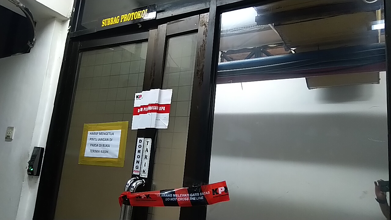 Ruangan Kassubag Protokol Pemkot Medan ikut disegel oleh KPK pasca OTT yang menjerat Wali Kota Medan,  Dzulmi Eldin, Selasa (15/10) malam. 