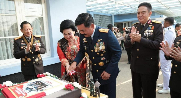 Kapolri Jenderal Tito Karnavian memberikan kejutan kepada Panglima TNI Marsekal Hadi Tjahjanto.