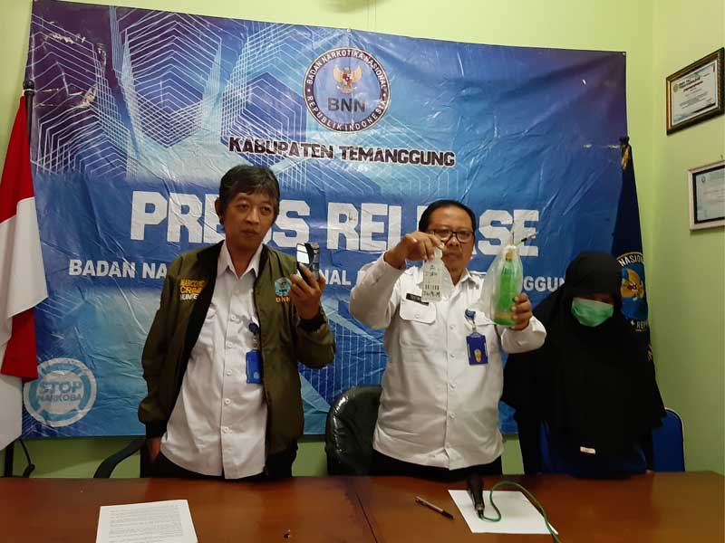 BNN Kabupaten Temanggung menunjukan barang bukti yang disita dari tersangka DU.