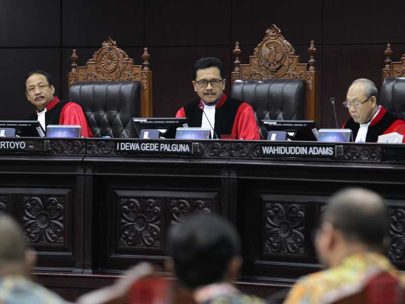 Hakim Mahkamah Konstitusi I Dewa Gede Palguna (tengah) bersama dengan Hakim Suhartoyo dan Hakim Wahiduddin Adams (kanan)
