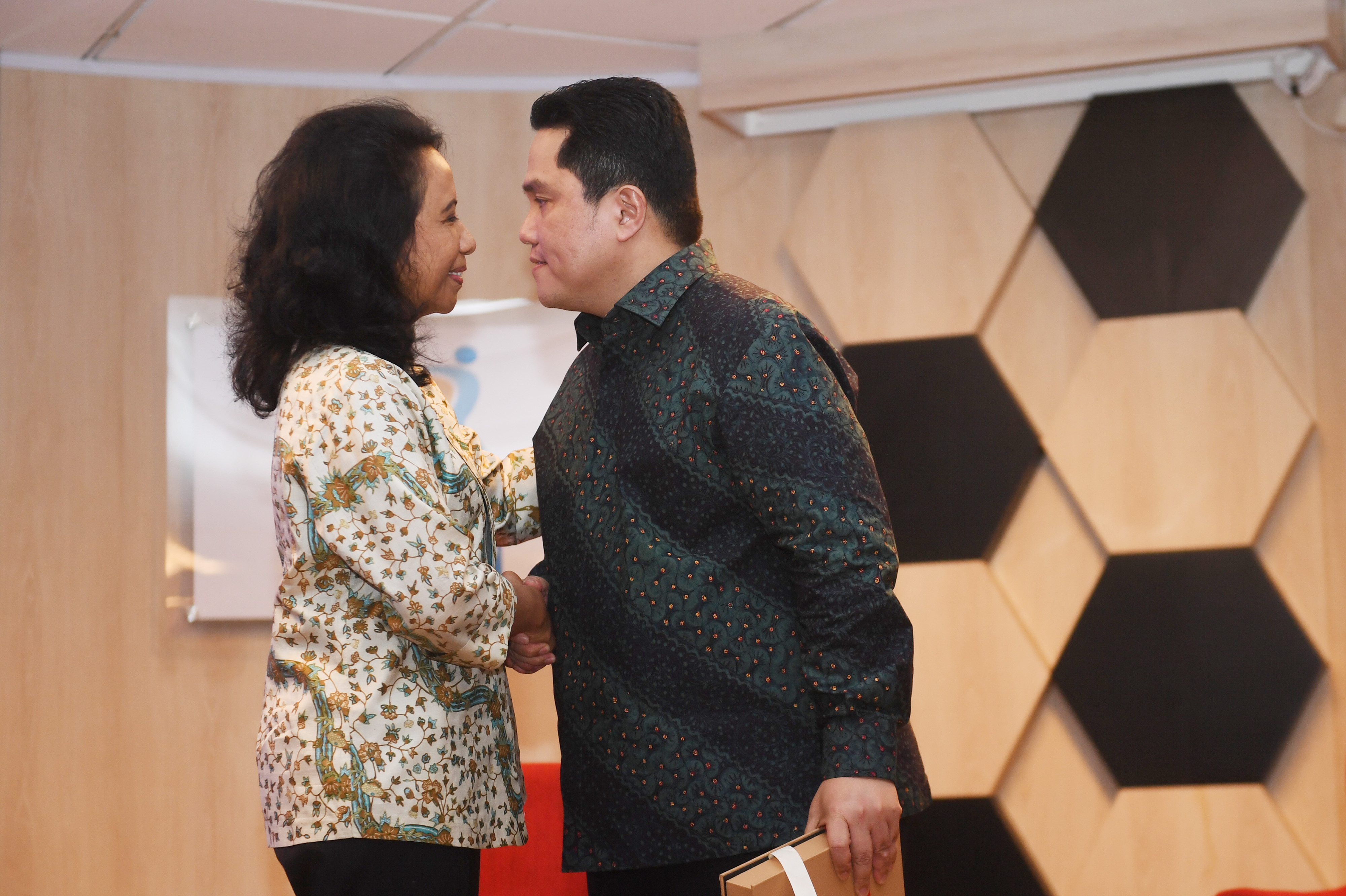 Sertijab Menteri BUMN dari Rini Soemarno ke Erick Thohir