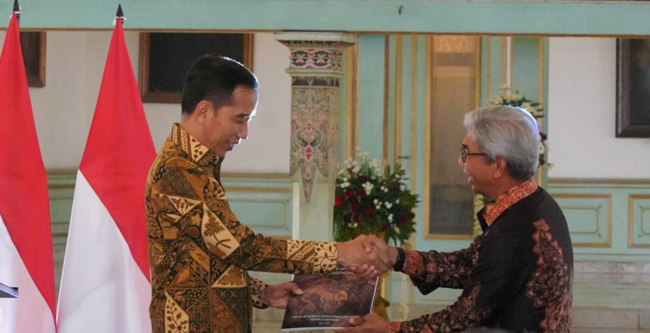 Wakil Menlu AM Fachir menyerahkan secara simbolis buku 'Dasawarsa Diplomasi Batik Indonesia' kepada Presiden Joko Widodo.
