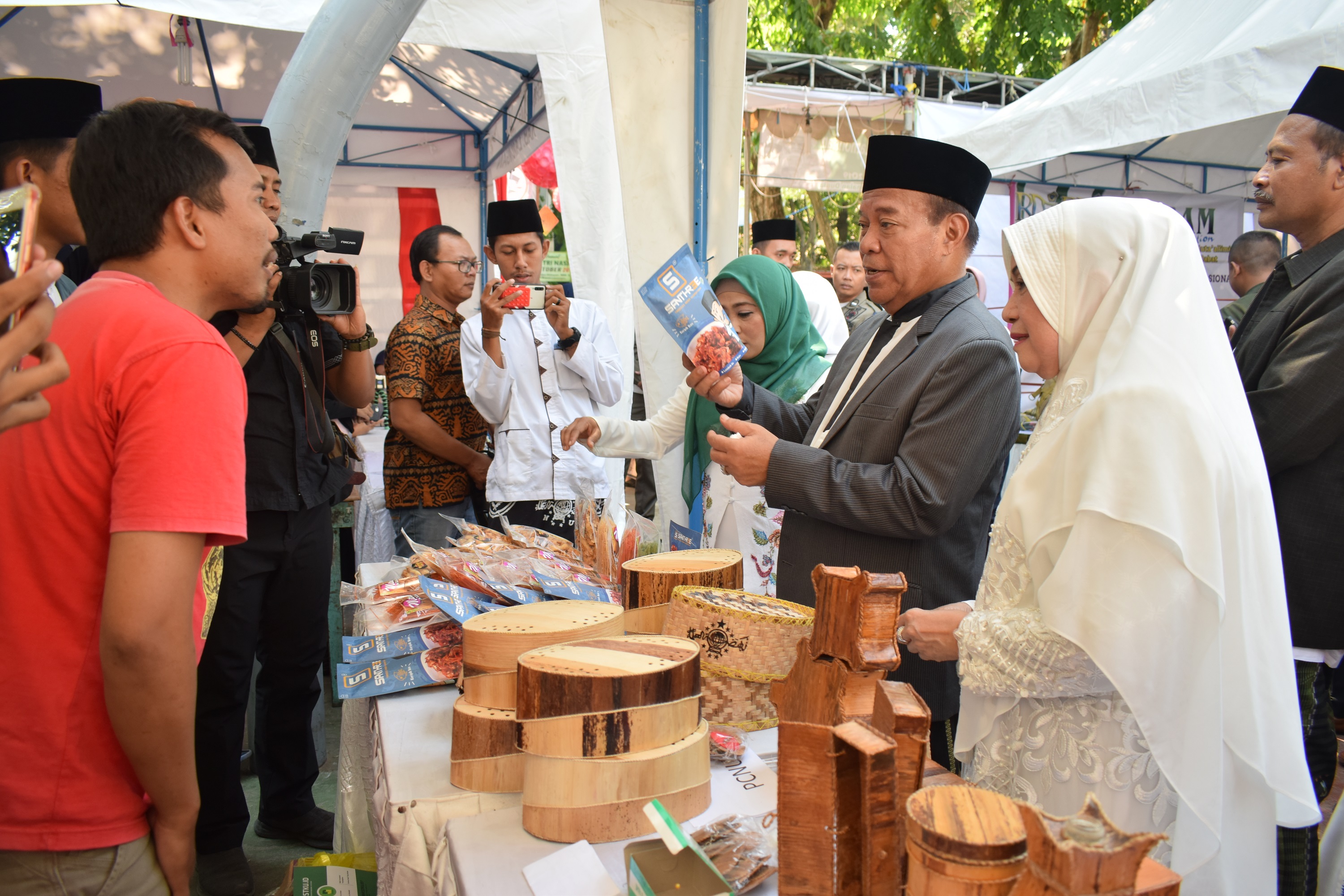 Bupati Lamongan Fadeli saat menghadiri Hari Santri berharap agar santri mentransformasi diri, menjadi lebih modern dan milenial. 
