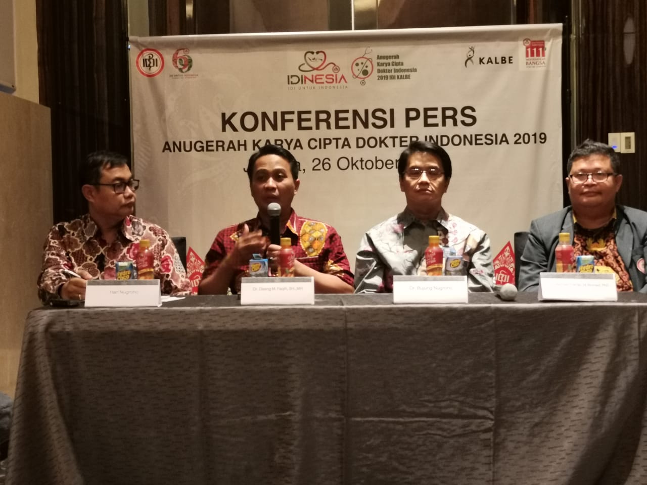 Konferensi pers Anugerah Karya Cipta Dokter Indonesia (AKCDI) di Jakarta, Sabtu (27/10).