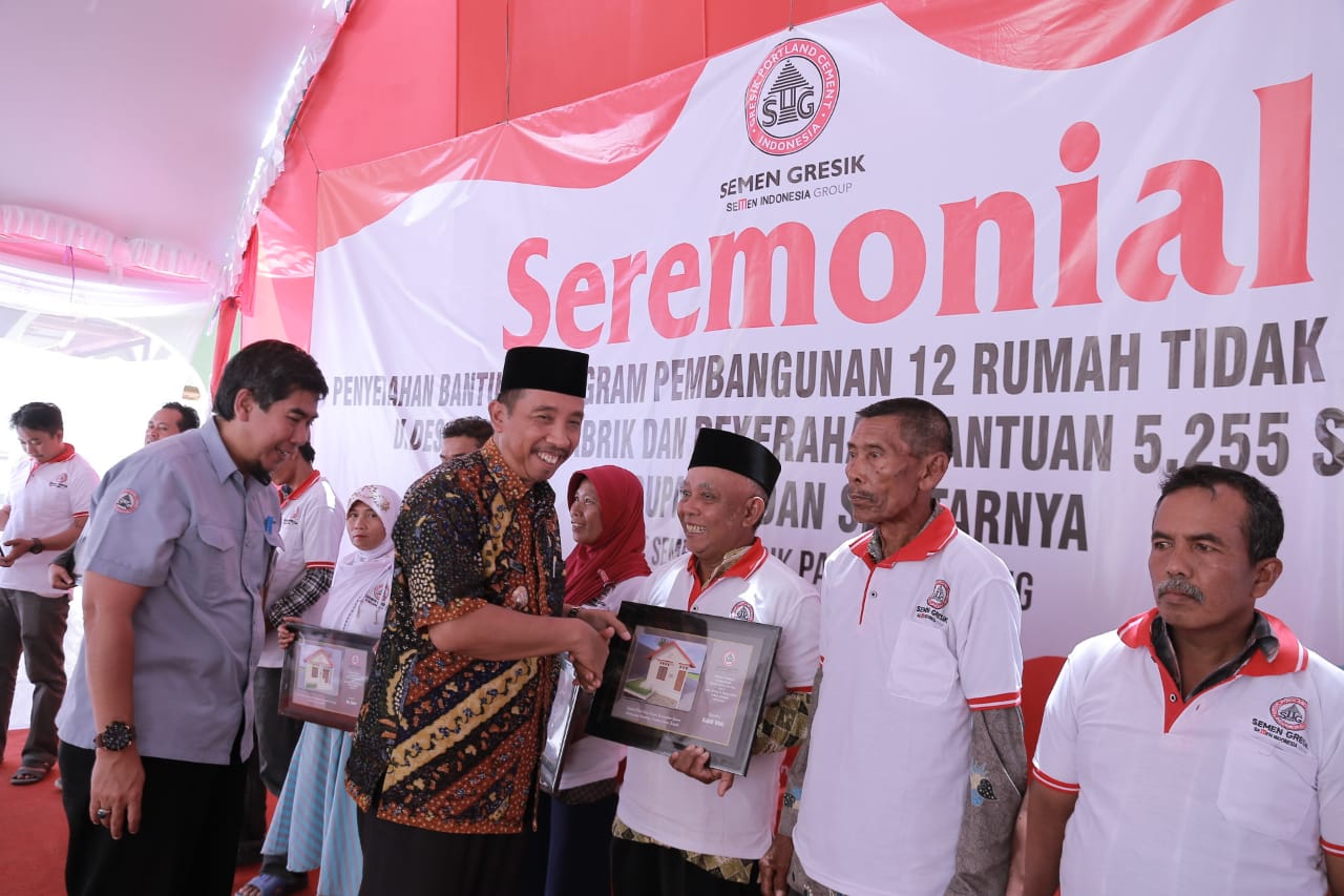 Semen Gresik menyerahkan bantuan 12 rumah layak huni.
