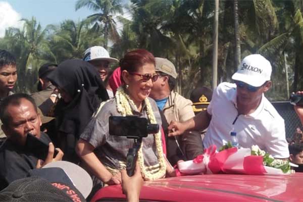 Ribuan masyarakat menyambut kedatangan mantan Menteri Kelautan danPerikanan Susi Pudjiastuti 