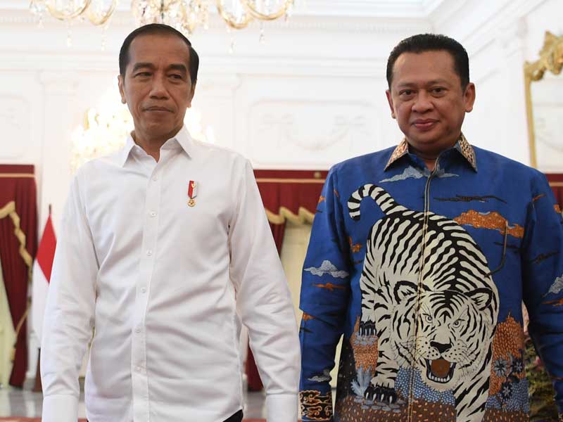 Presiden Jokowi bersama Ketua MPR Bambang Soesatyo (kanan) dan Wakil Ketua MPR (dari kiri) Arsul Sani, Lestari Moerdijat, dan Ahmad Basarah.