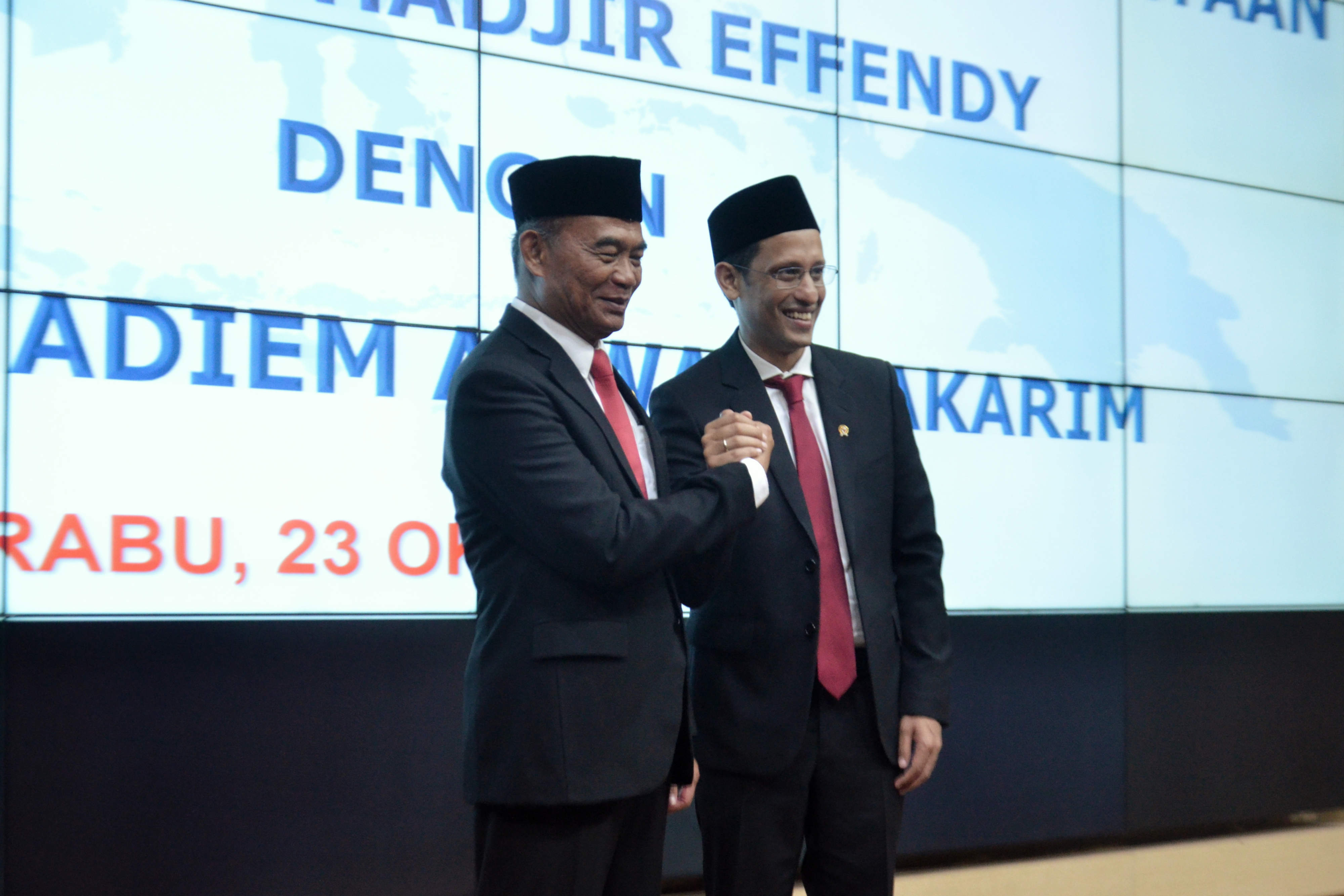 SERAH TERIMA JABATAN MENTERI PENDIDIKAN DAN KEBUDAYAAN: Nadiem Anwar Makarim menginjakkan kaki pertama kali di Kementrian Pendidikan  