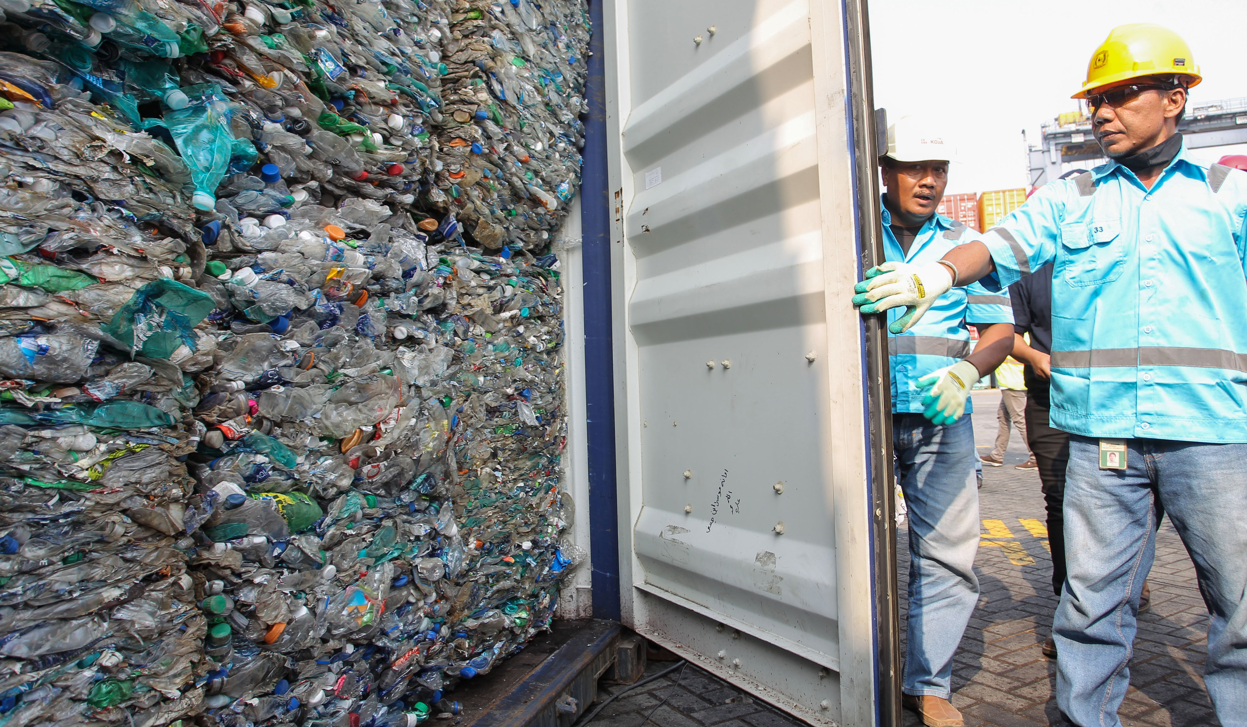 Petugas menunjukan kontainer berisi sampah limbah B3 di Terminal Peti Kemas Koja, Jakarta, Rabu (18/9/2019).
