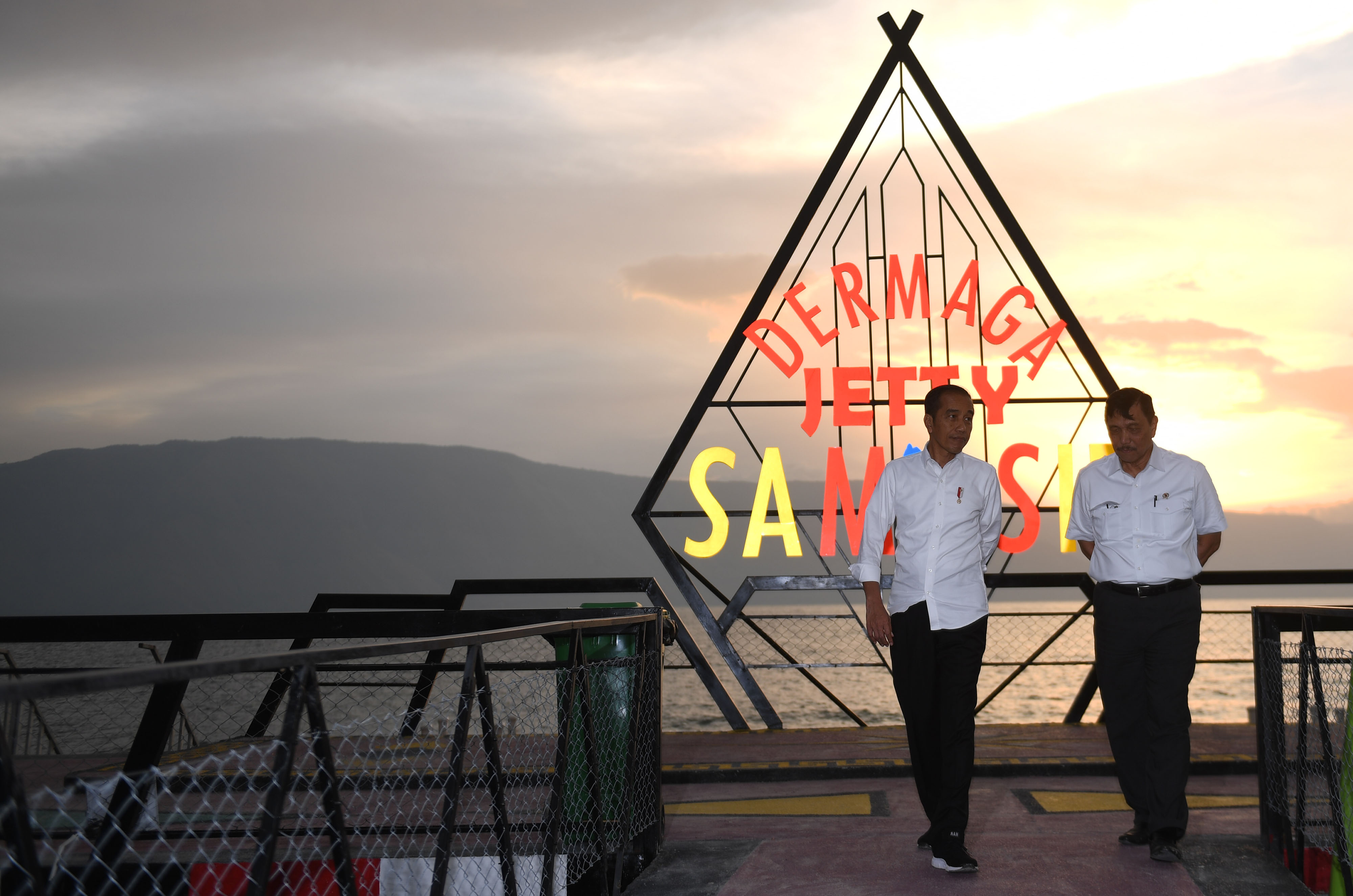 Menko Kemaritiman Luhut Binsar Pandjaitan (kanan) mendampingi Presiden Joko Widodo mengunjungi kawasan wisata Danau Toba.