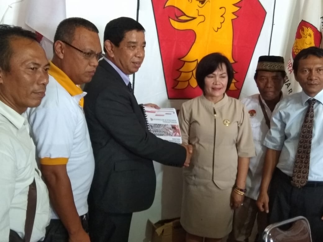 Alpeda Sinaga (berjas hitam) bersama tim saat diterima Ketua DPD Partai Gerindra Pematangsiantar, Netty Sianturi, Sabtu (26/10).