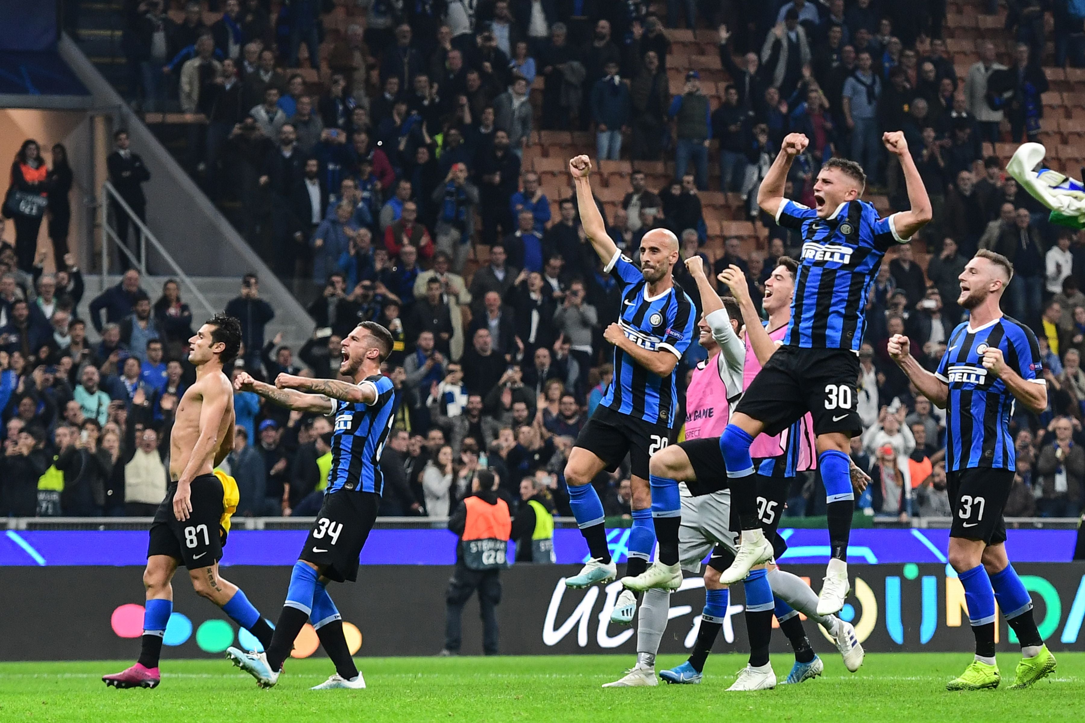 Para pemain Inter Milan menyapa pendukung mereka usai laga Liga Champions melawan Borussia Dortmund.