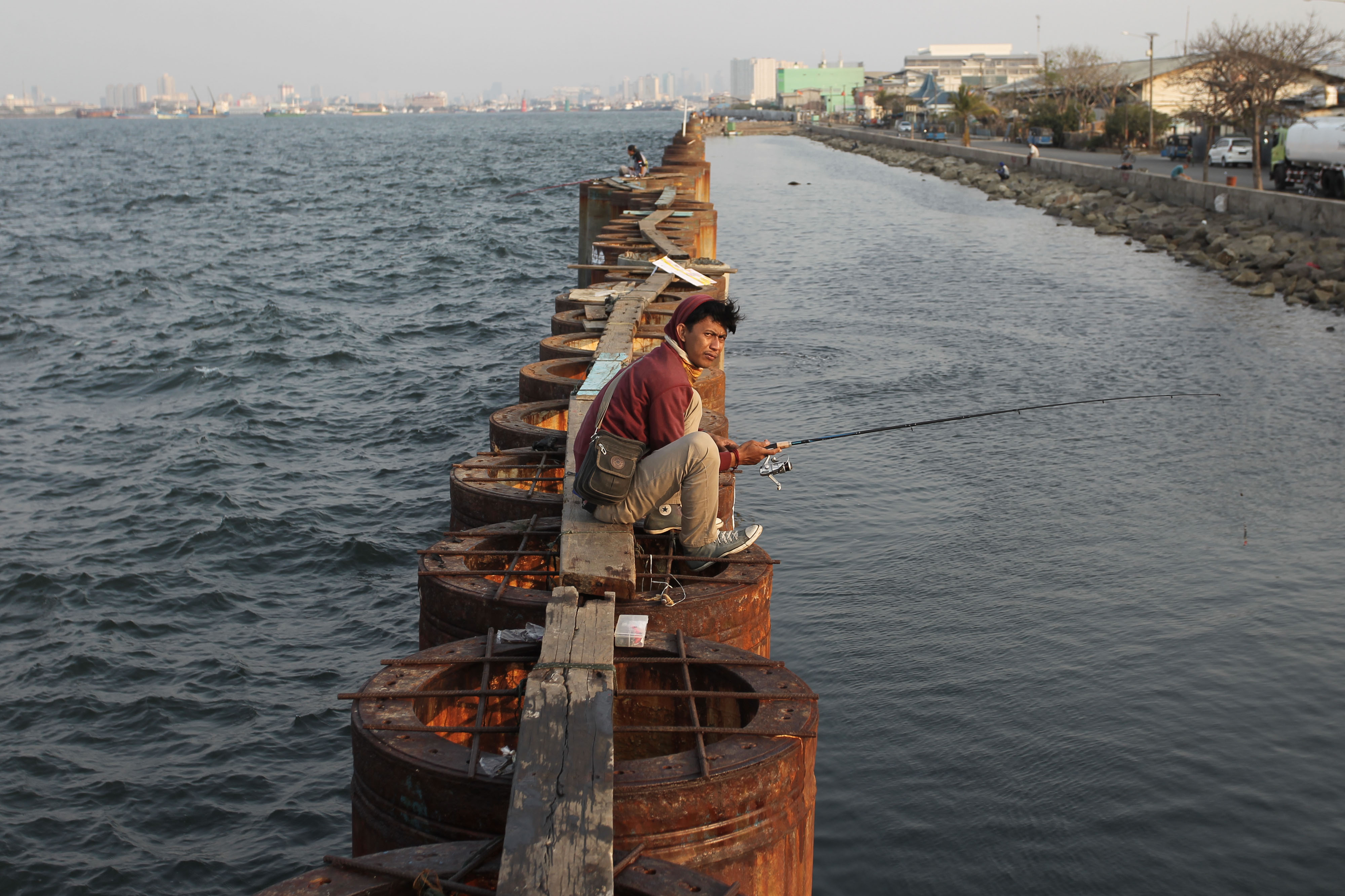 Proyek tanggul raksasa di Teluk Jakarta mandek.