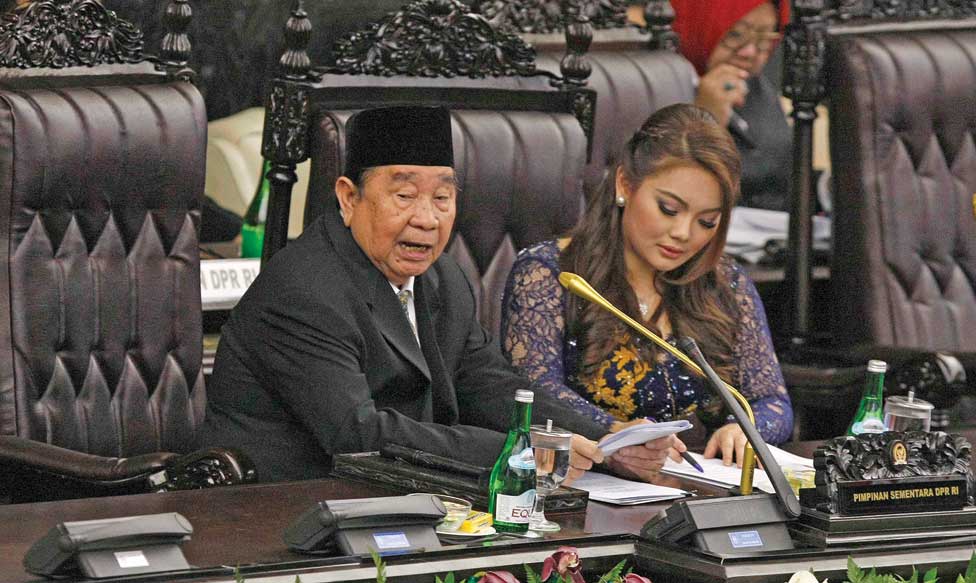 Anggota termuda Hillary Brigitta Lasut (kanan) dan anggota tertua Abdul Wahab Dalimunthe menjadi pimpinan sementara DPR.