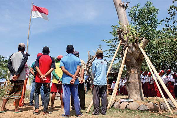 Warga bersama siswa dan guru di Desa Curah Cottok, Kecamatan Kapongan, Kabupaten mengikuti upacara memperingati Hari Sumpah Pemuda, kemarin.