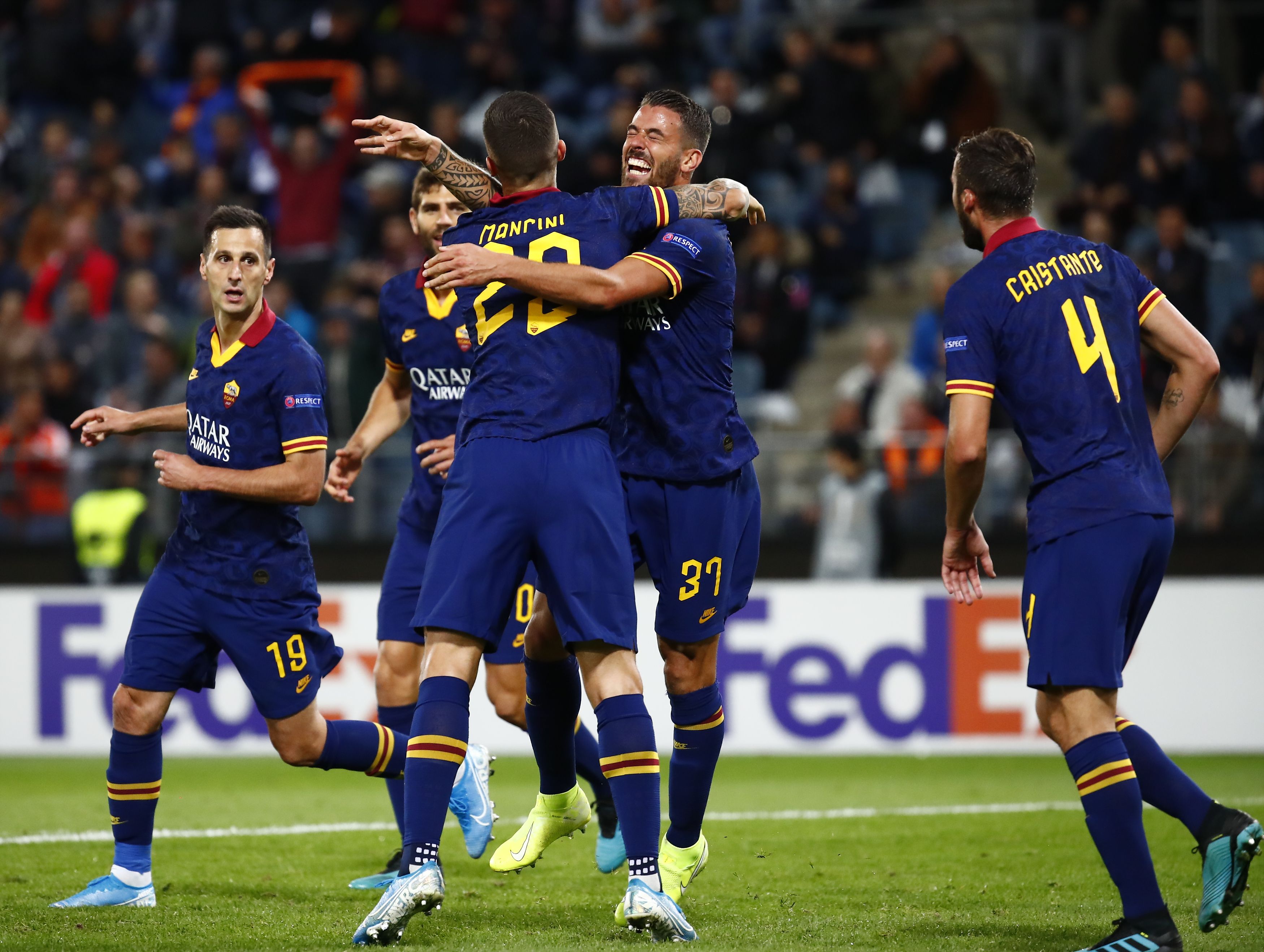  Pemain AS Roma Leonardo Spinazzola (nomor 32) meluapkan kegembiraan setelah membobol gawang Wolfsberger pada  penyisihan Grup J Liga Eropa.