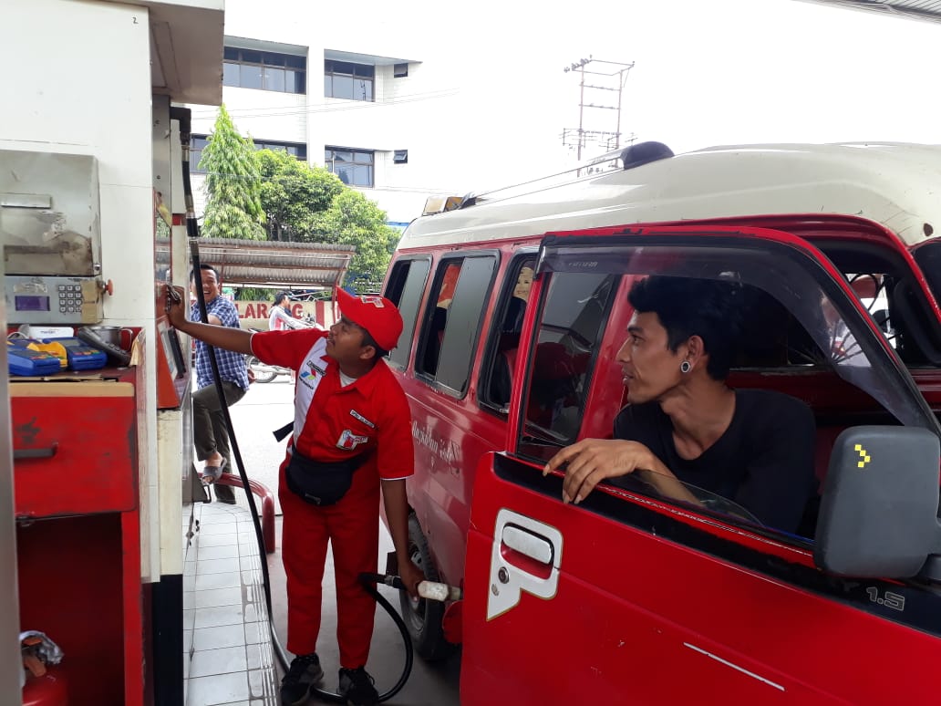 Agus sopir angkot di Palembang mengisi bahan bakar minyak jenis Pertalite, Sabtu (5/10). Sebelumnya ia menggunakan Premium kini Pertalite.