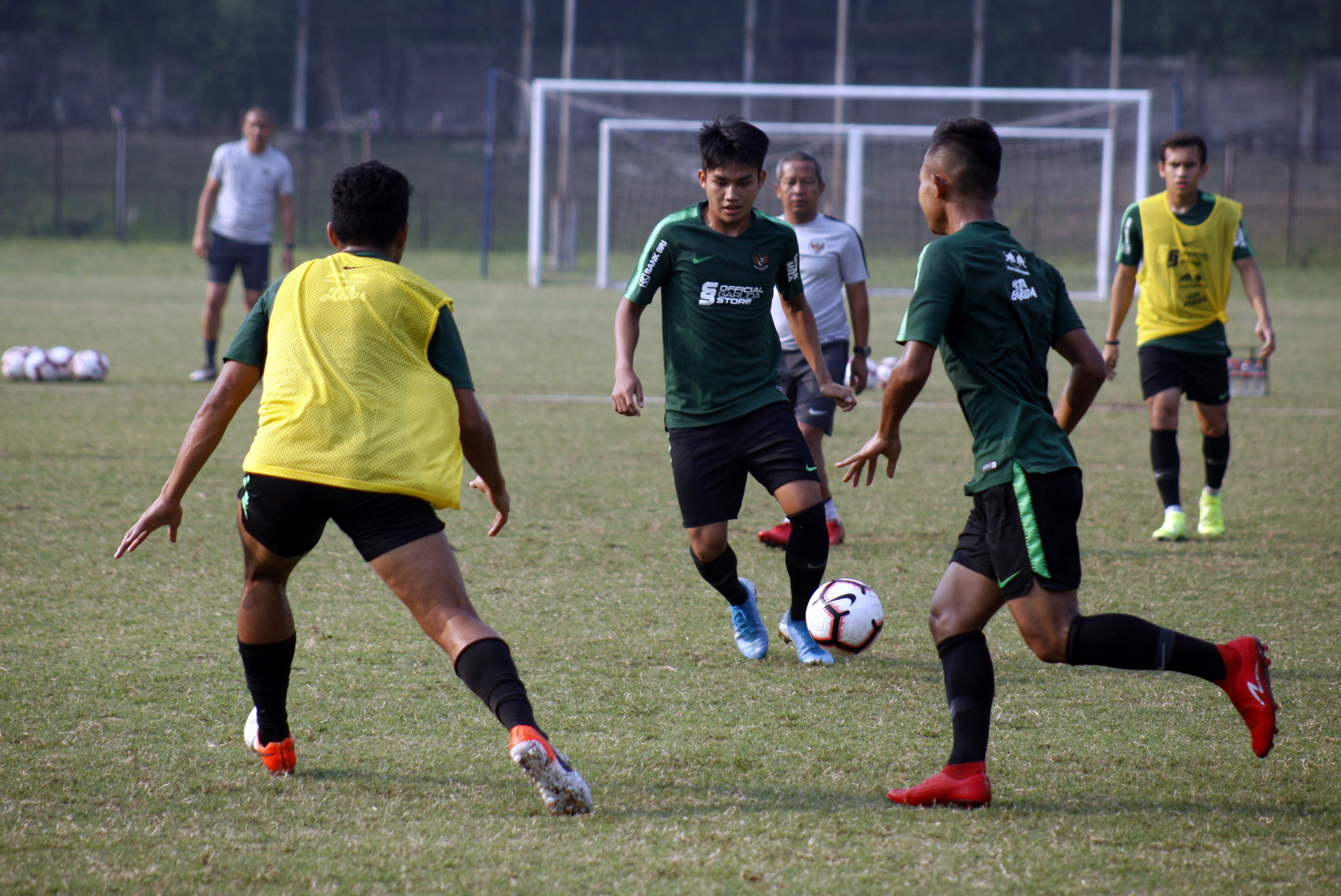  Sejumlah pesepak bola timnas U-23 Indonesia melakukan sesi latihan di Stadion Pajajaran, Bogor, Jawa Barat, Rabu (2/10).