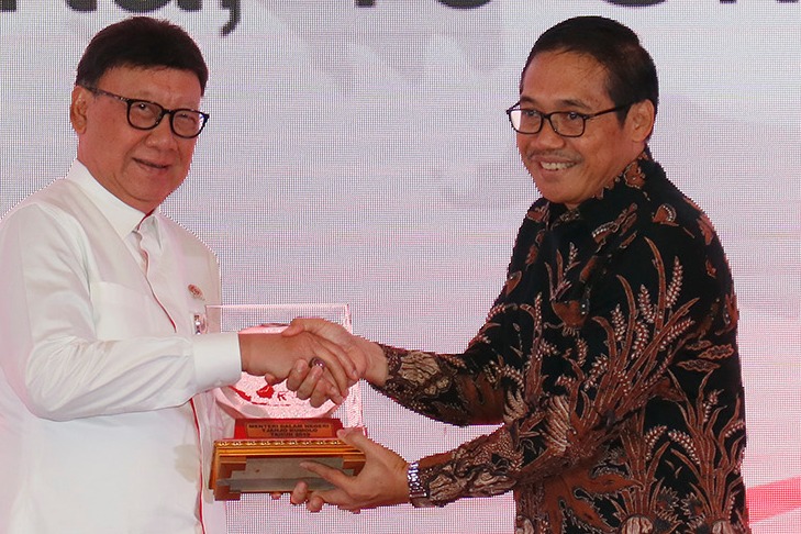 Menteri Dalam Negeri Tjahyo Kumolo (kiri) dan Plt Kepala Badan Pembinaan Ideologi Pancasila (BPIP) Hariyono (kanan)