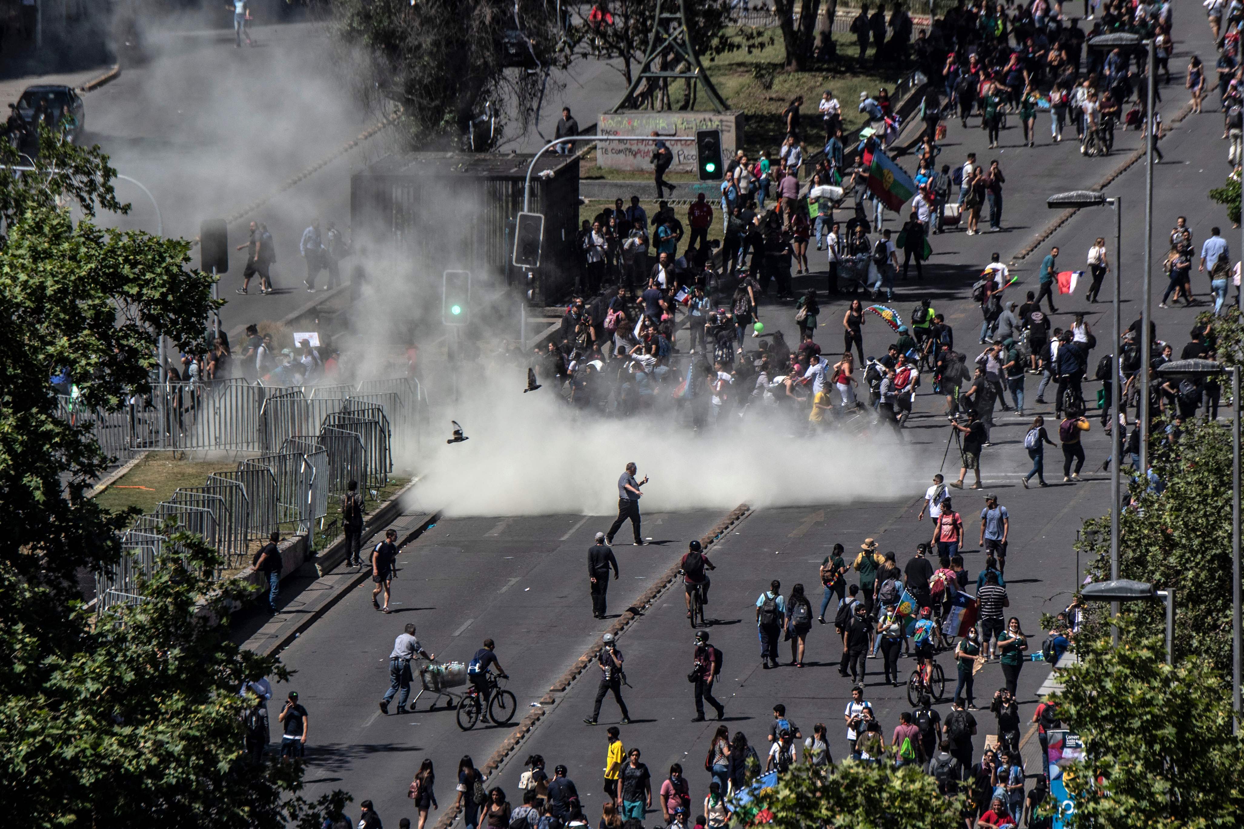 Demonstran bentrok dengan polisi di Santiago, Cile.