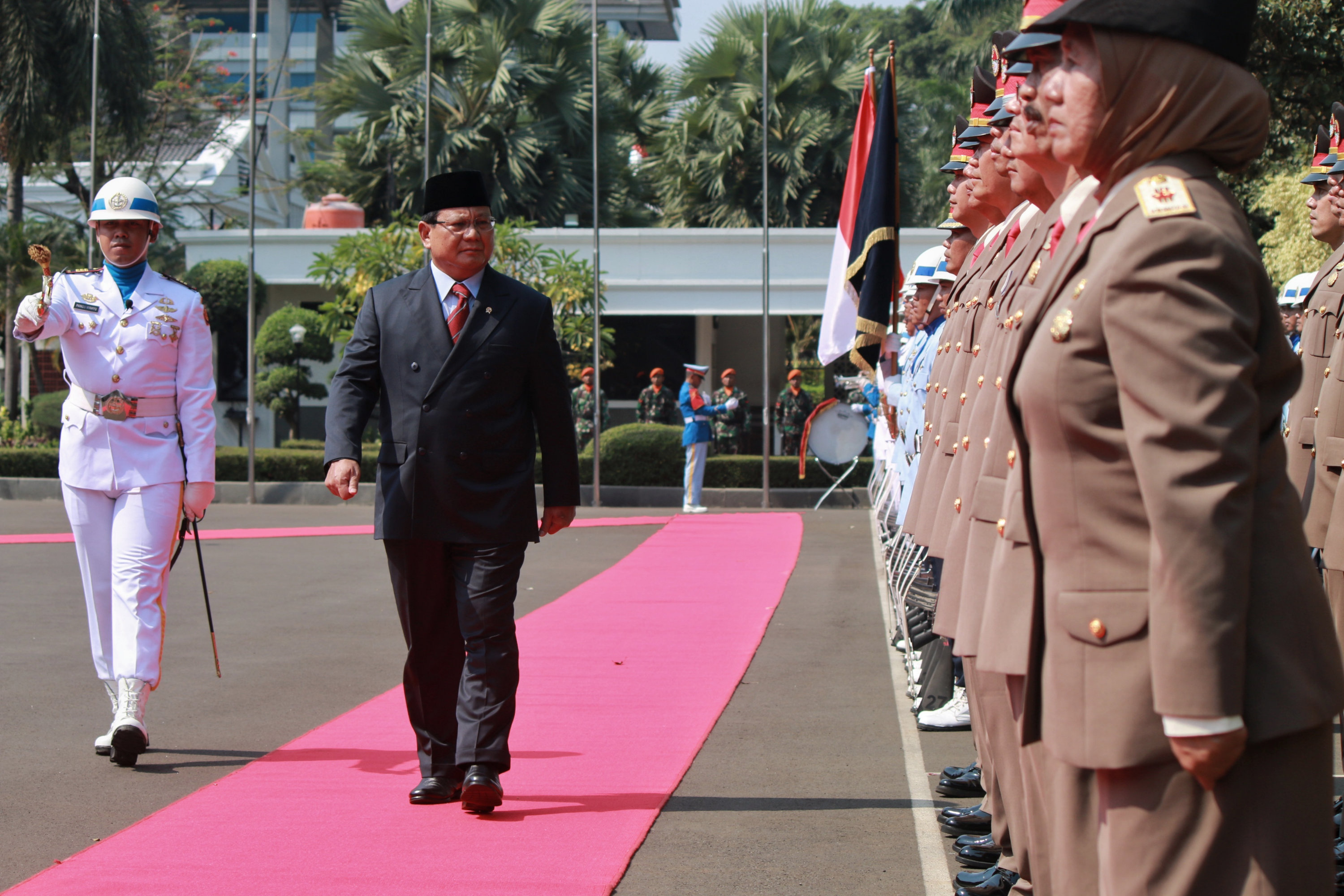 Menhan Prabowo Subianto memeriksa pasukan saat akan serah terima jabatan di Gedung Kemenhan, Jakarta, Kamis (24/10).