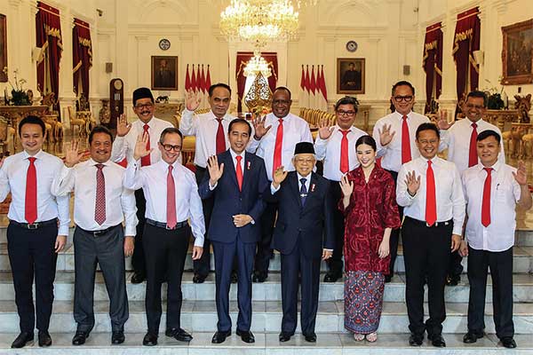 Presiden Joko Widodo bersama Wapres Ma’ruf Amin berfoto bersama 12 wakil menteri Kabinet Indonesia Maju di Istana Merdeka,