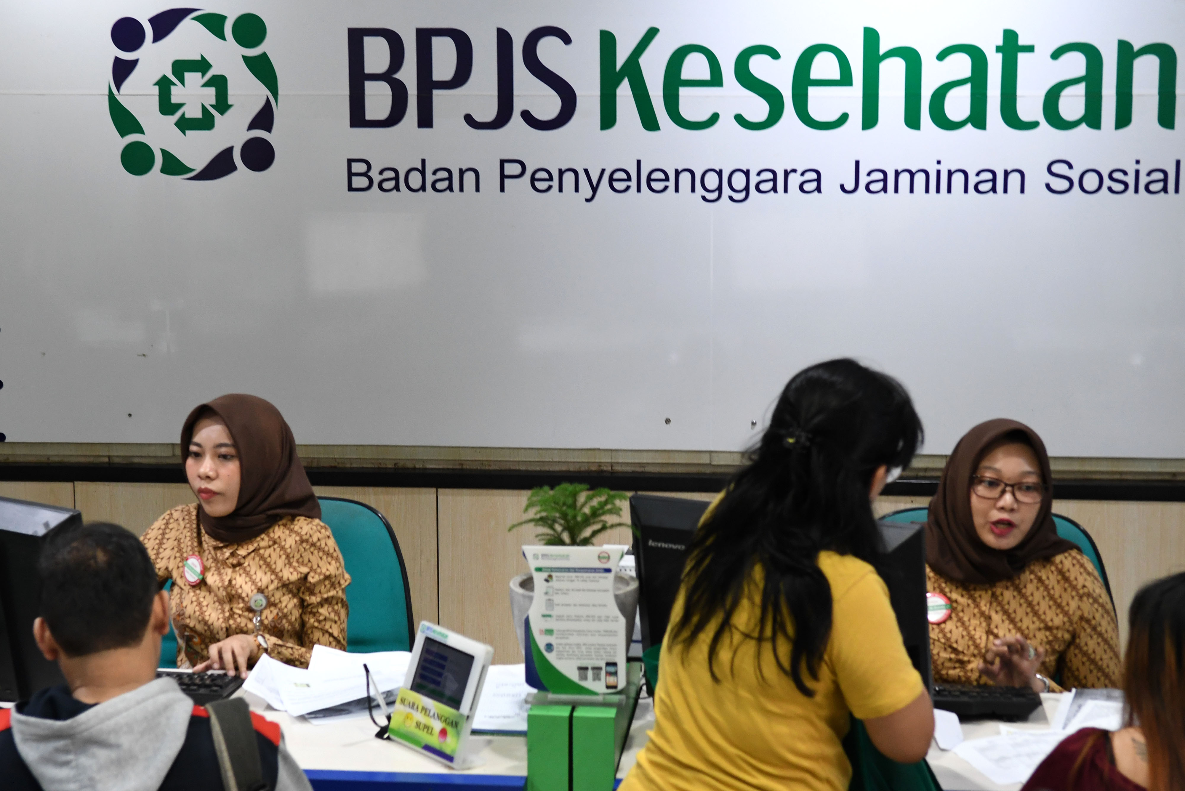 Petugas melayani warga di Kantor Pelayanan BPJS Kesehatan Jakarta Pusat, Matraman, Jakarta
