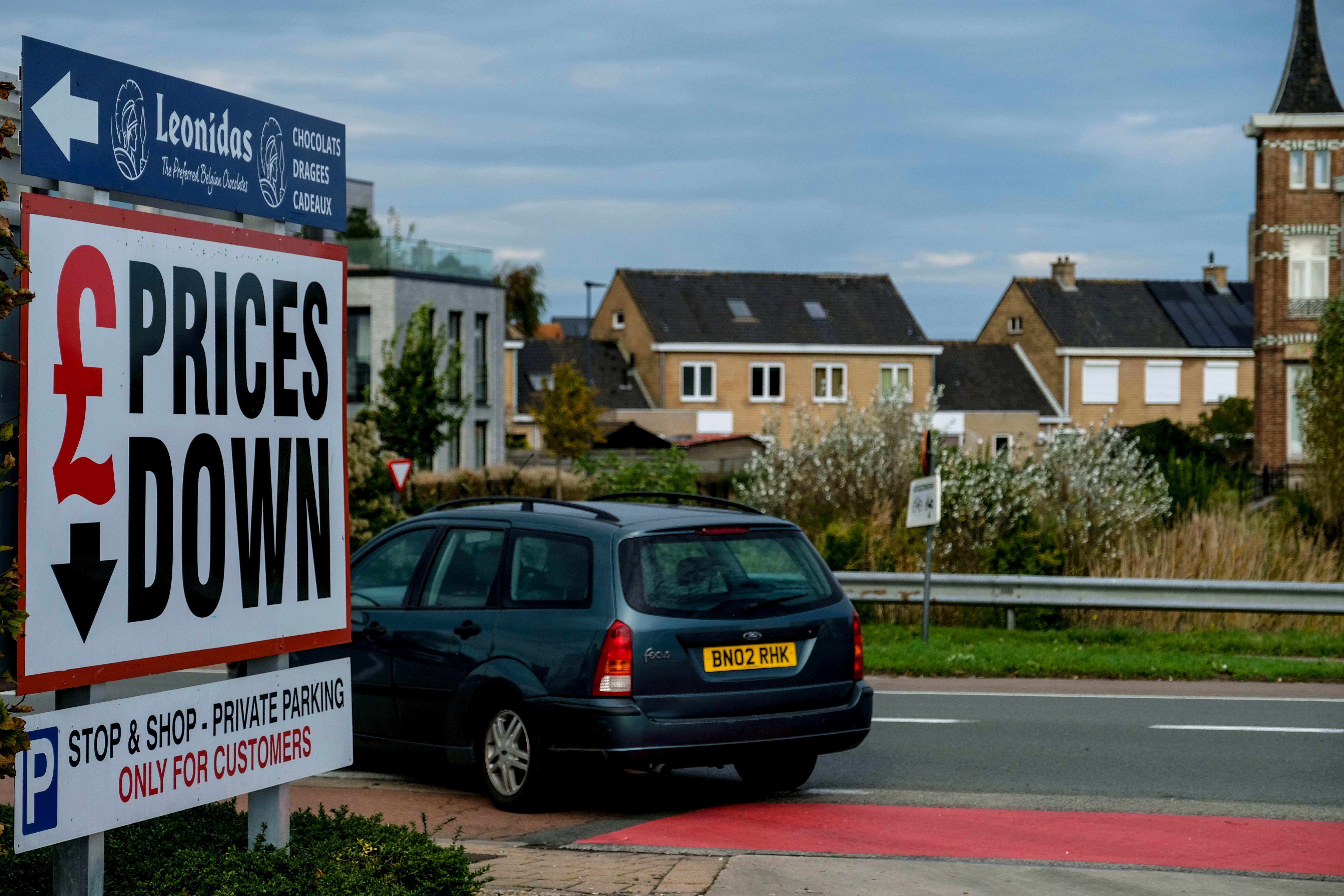 Para pemilik toko rokok khawatir kehilangan pelanggan dari Inggris di Adinkerke, Belgia, jika Brexit diberlakukan. 