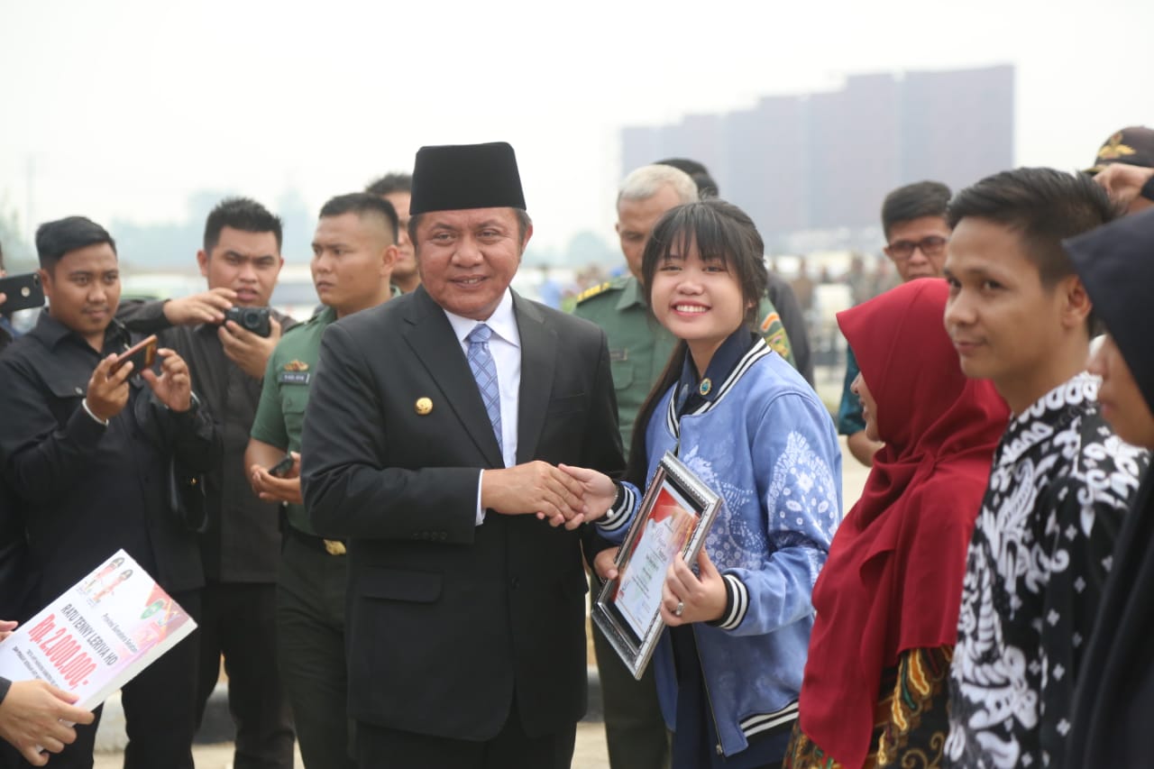 Gubernur Sumsel Herman Daru memberikan penghargaan kepada 10 pemuda berprestasi dalam upacara Sumpah Pemuda, Senin (28/10). 
