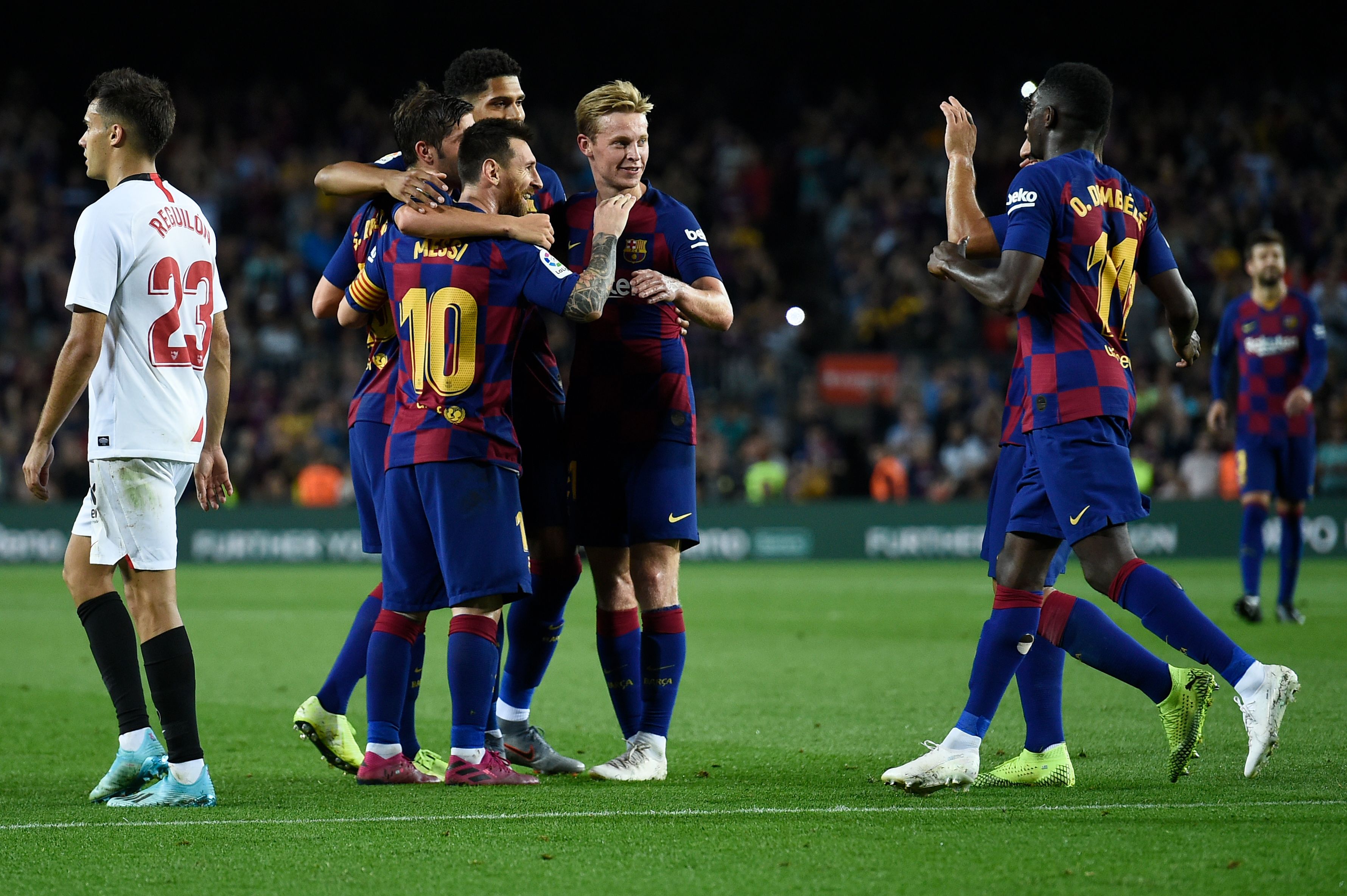 Para pemain Barcelona merayakan gol Lionel Messi ke gawang Sevilla