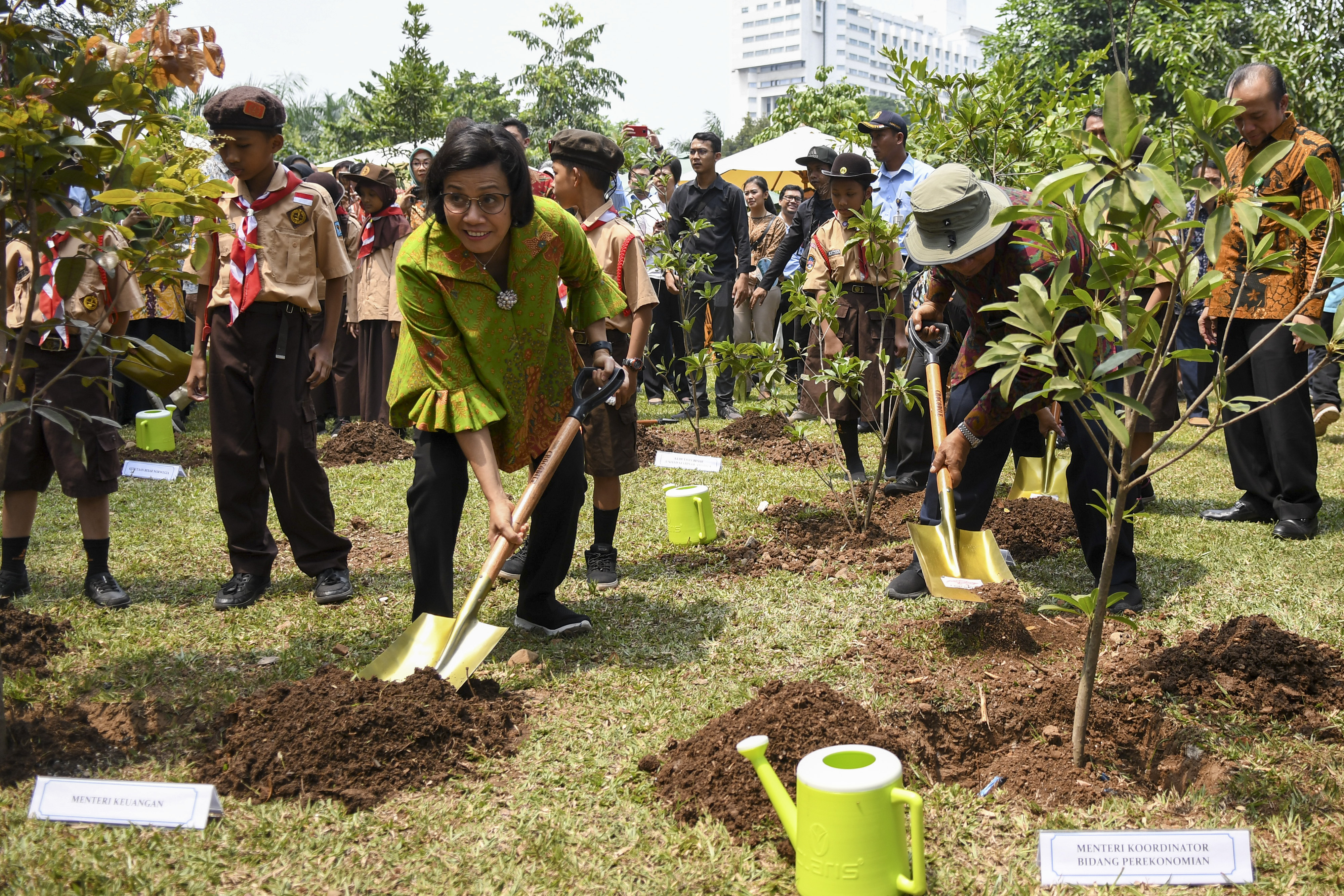 Menteri Keuangan Sri Mulyani (kiri) melakukan penanaman pohon usai peluncuran BPDLH di lapangan Kemenko Perekonomian, Jakarta, Rabu (9/10).