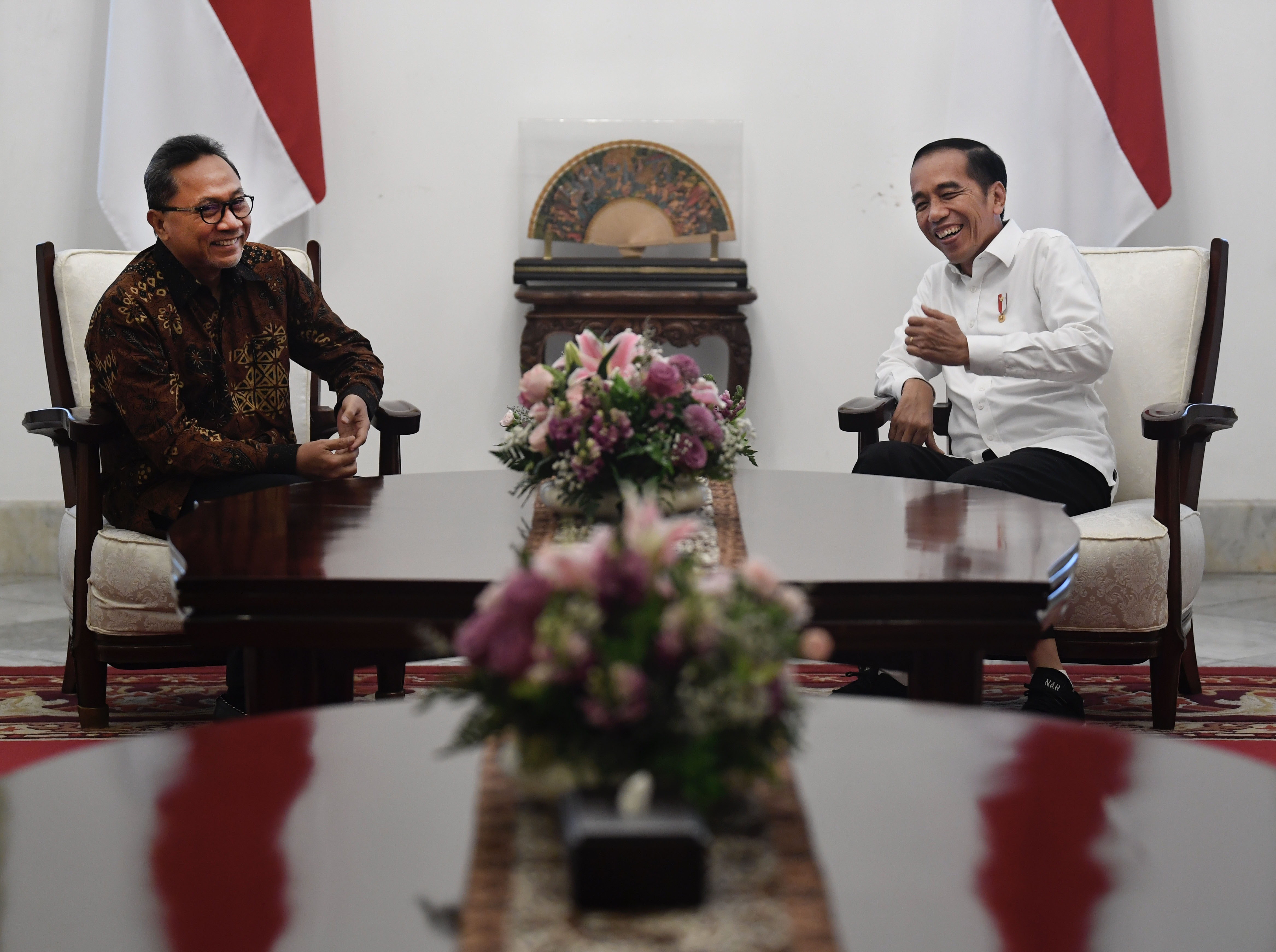 Presiden Joko Widodo (kanan) berbincang dengan Ketua Umum Partai Amanat Nasional (PAN) sekaligus Wakil Ketua MPR Zulkifli Hasan