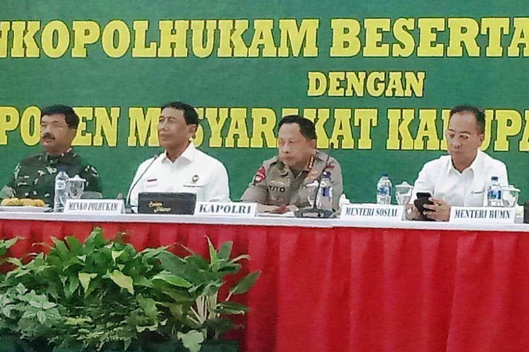 Mensos Agus Gumiwang (kanan) mengunjungi Wamena bersama Menko Polhukam Wiranto (kedua dari kiri), Panglima TNI (kiri), dan Kapolri.