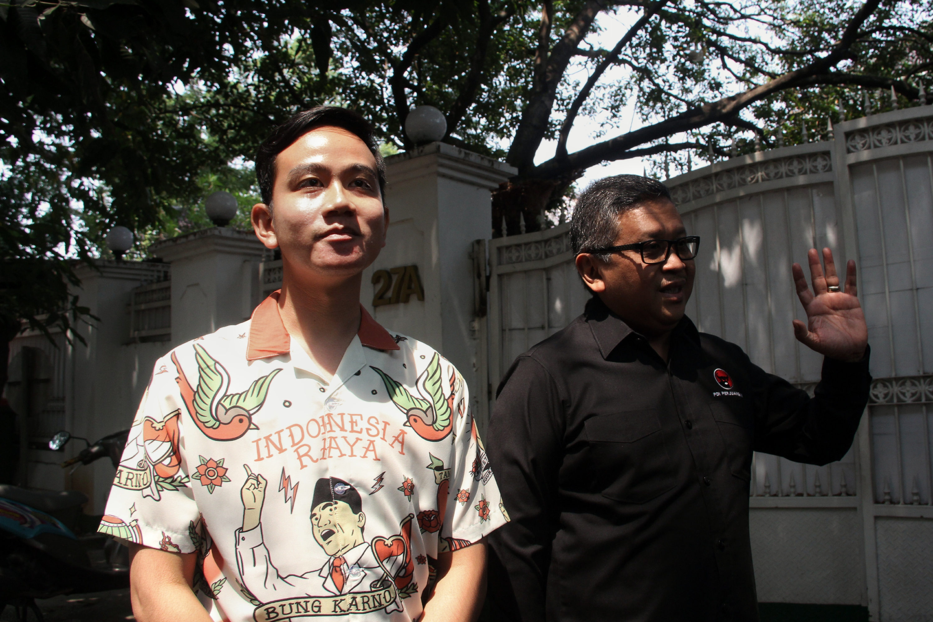 Gibran Rakabuming Raka dan Sekjen PDIP Hasto Kristiyanto di kediaman Megawati Soekarnoputri di Jakarta Pusat, Kamis (24/10).