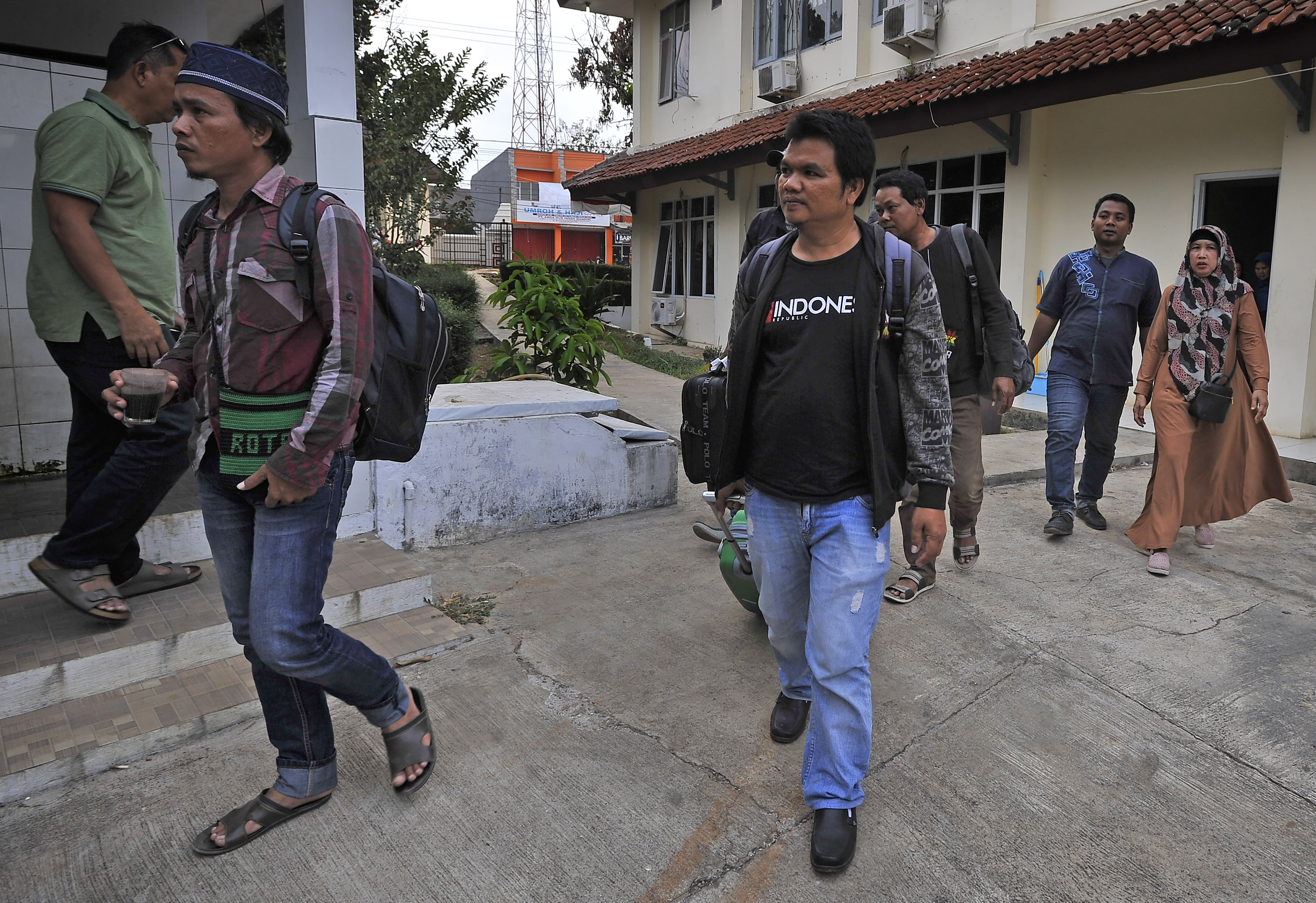 Sejumlah pengungsi korban konflik di Wamena tiba di halaman Kantor Dinsos Provinsi Banten di Serang, Minggu (6/10).