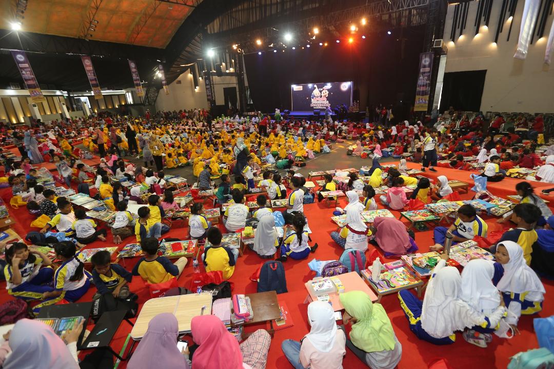 Anak-anak menonton film animasi dengan tokoh utama Zuzhu dan Zazha.