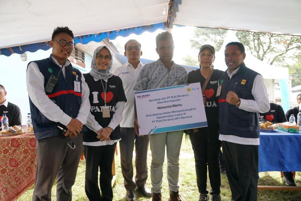 Nehemia menerima penghargaan dari Menteri BUMN Rini M Soemarno.