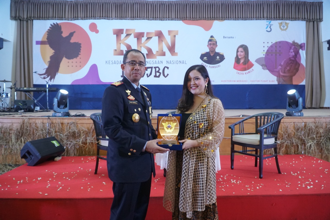 Mantan artis cilik dan seorang penerima beasiswa S2 LPDP, Tasya Kamila (kanan) hadir sebagai pembicara bersama Dirjen BC Heru Pambudi.