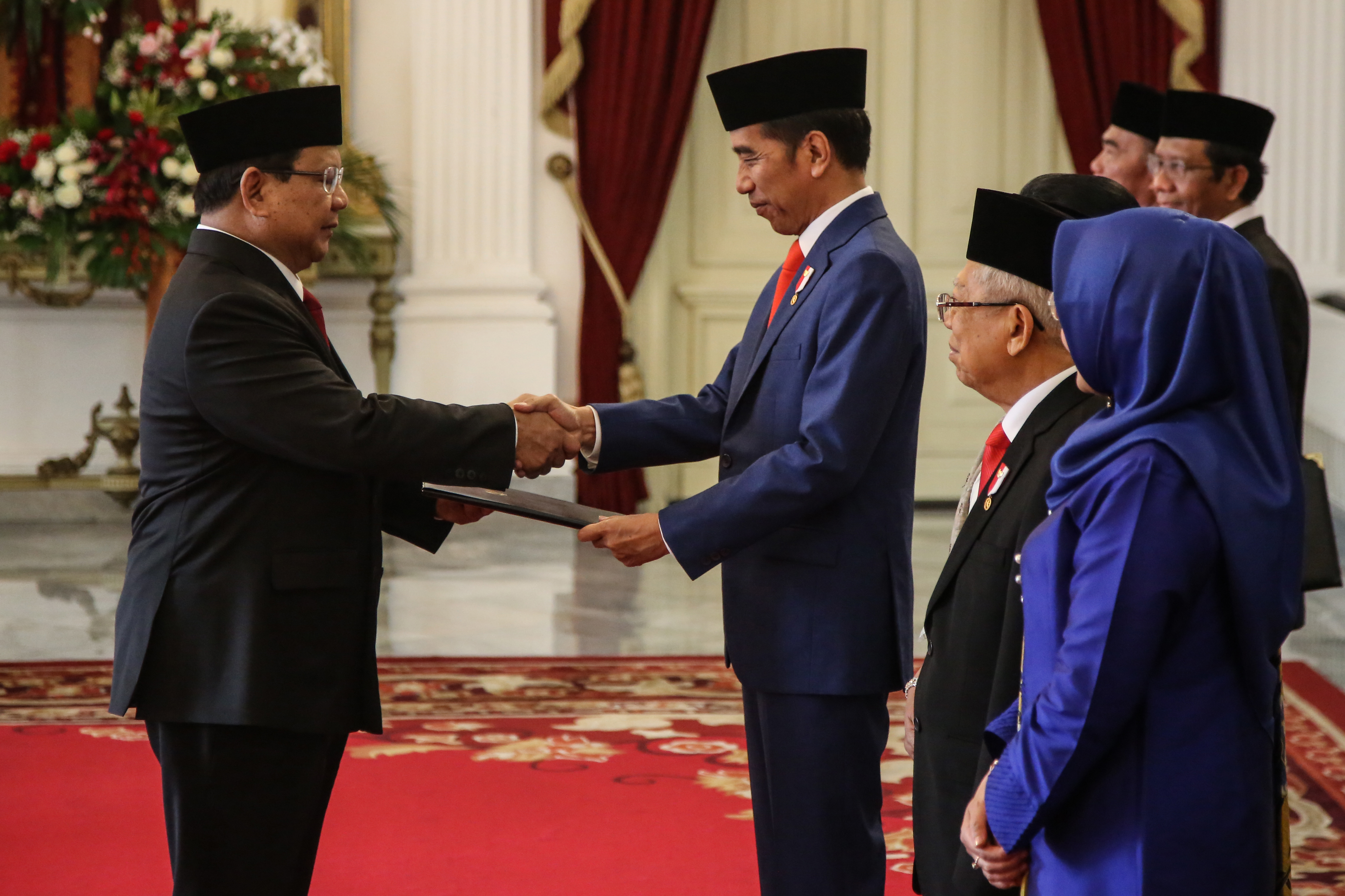 Presiden Joko Widodo menyerahkan SK Pengangkatan Menteri kepada Ketua Umum Partai Gerindra, Prabowo Subianto di Istana Negara, Rabu (20/10).