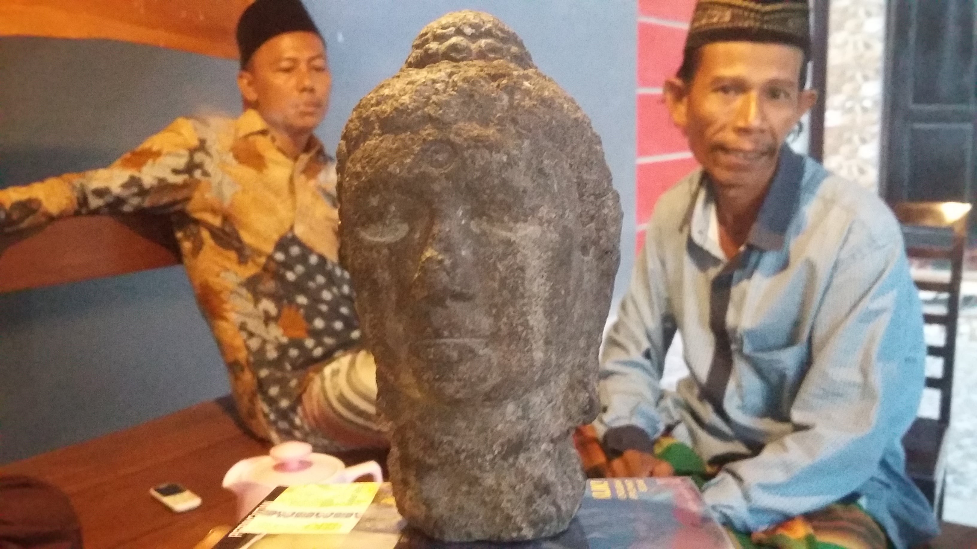 Kepala patung yang ditemukan warga Kabupaten Pamekasan, Jawa Timur. Kepala patung tersebut menyerupai arca Buddha