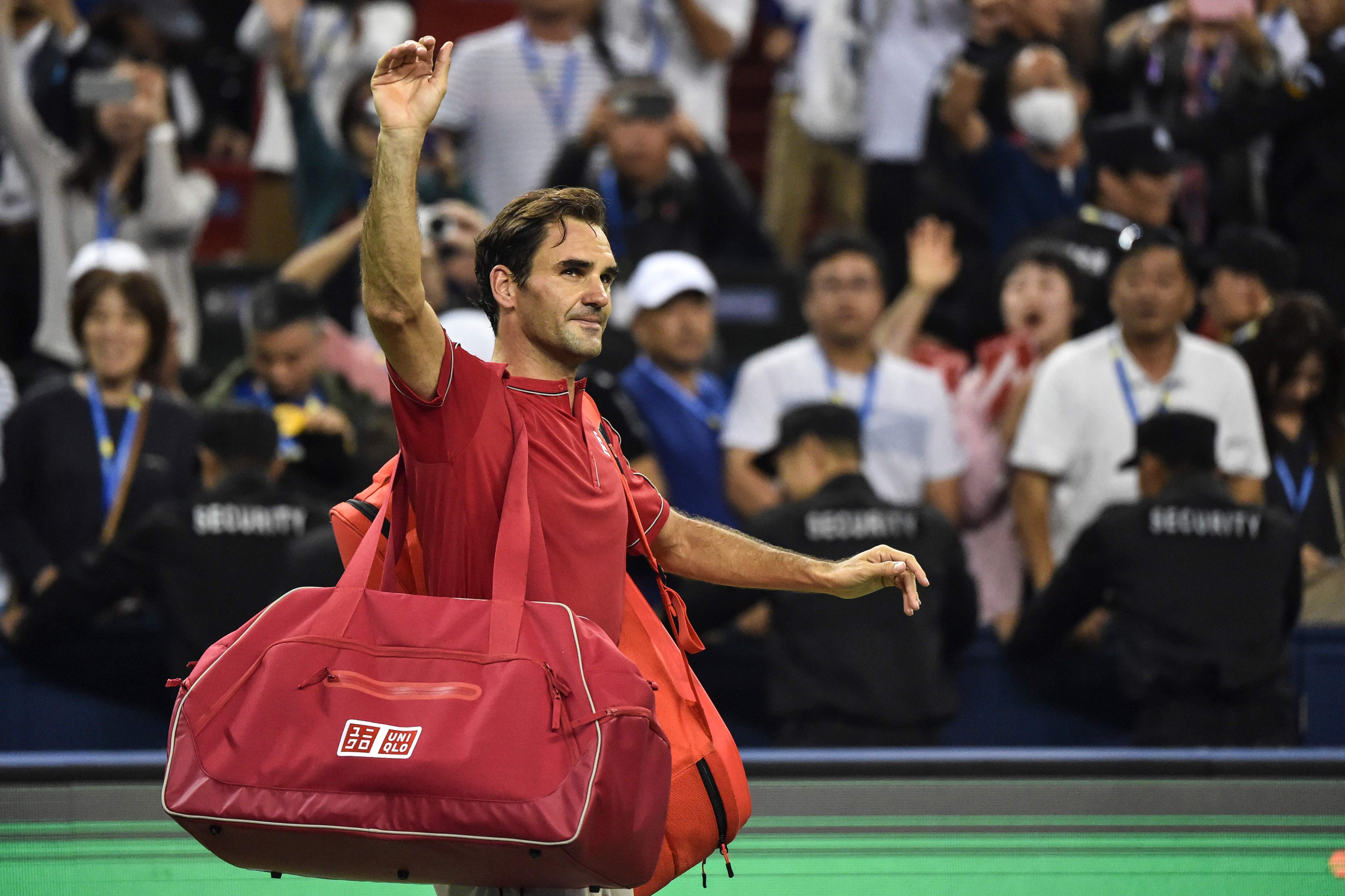Roger Federer melambaikan tangan kepada publik setelah kalah melawan Alexander Zverev dari Jerman pada pertandingan perempat final  