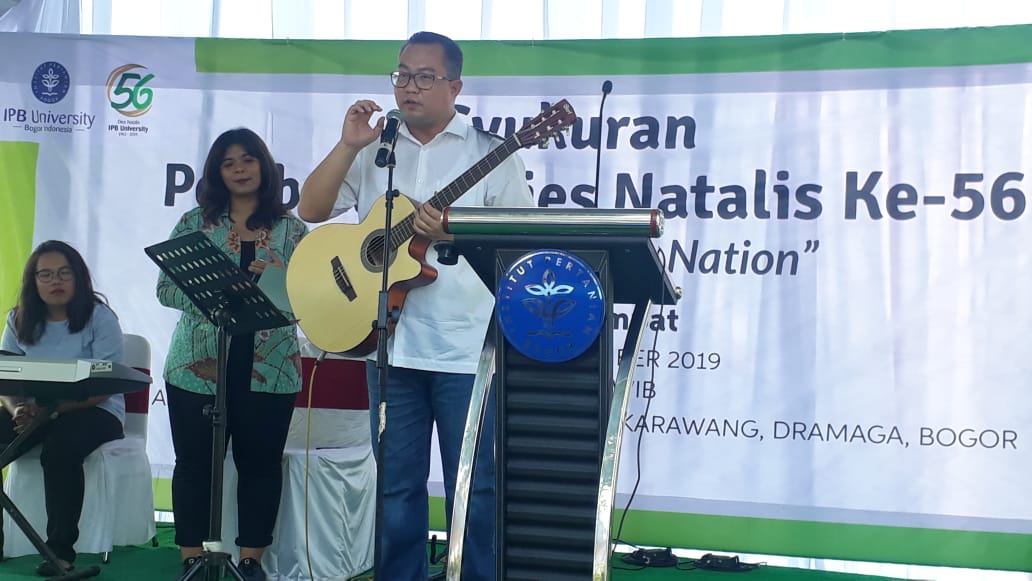 Rektor IPB University saat menyanyi di ajang Dies Natalis ke-56 IPB University