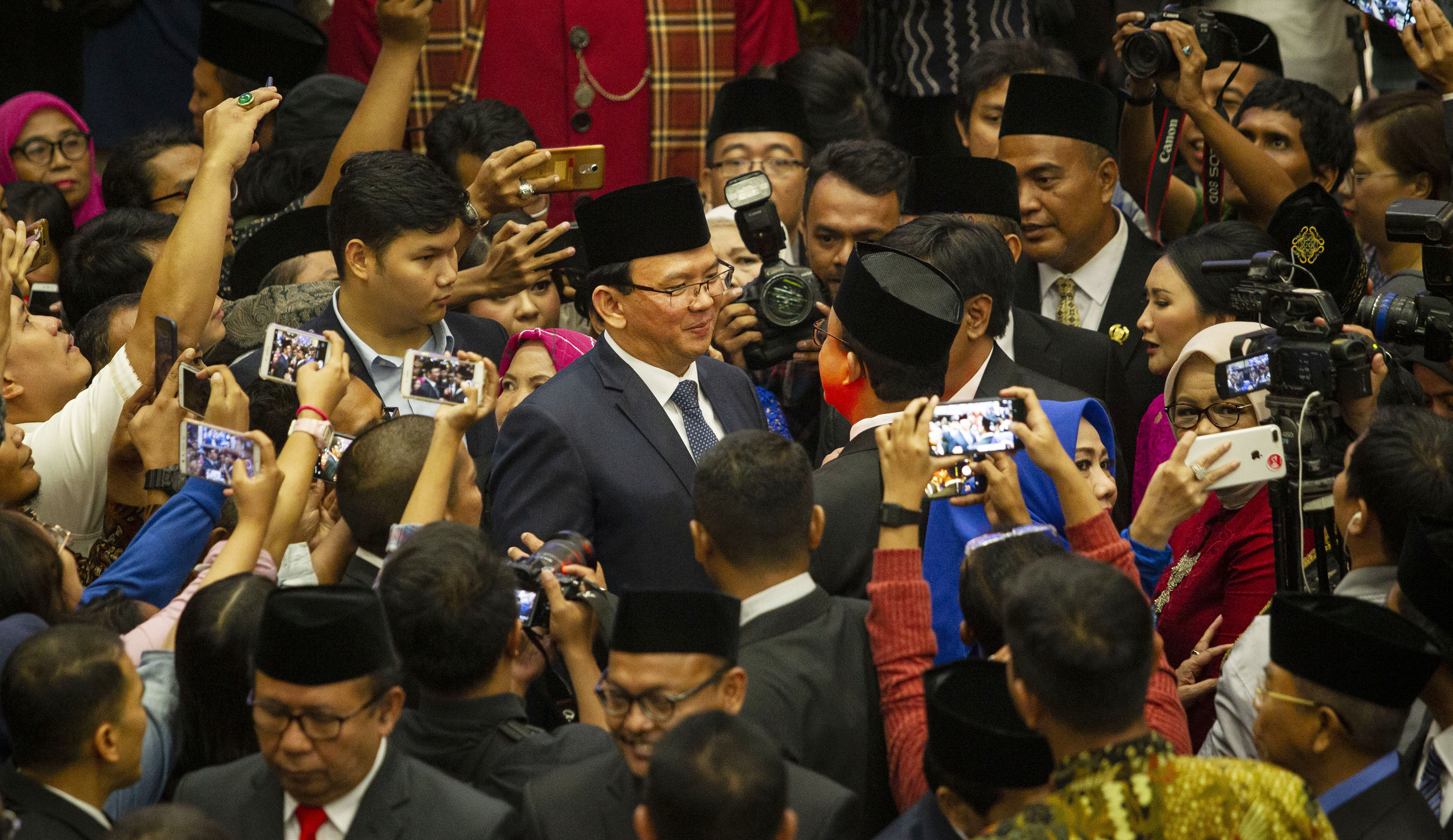 Momen pertemuan Anies Baswedan dan Basuki Tjahaja Purnama saat pelantikan anggota DPRD DKI 2019-2024