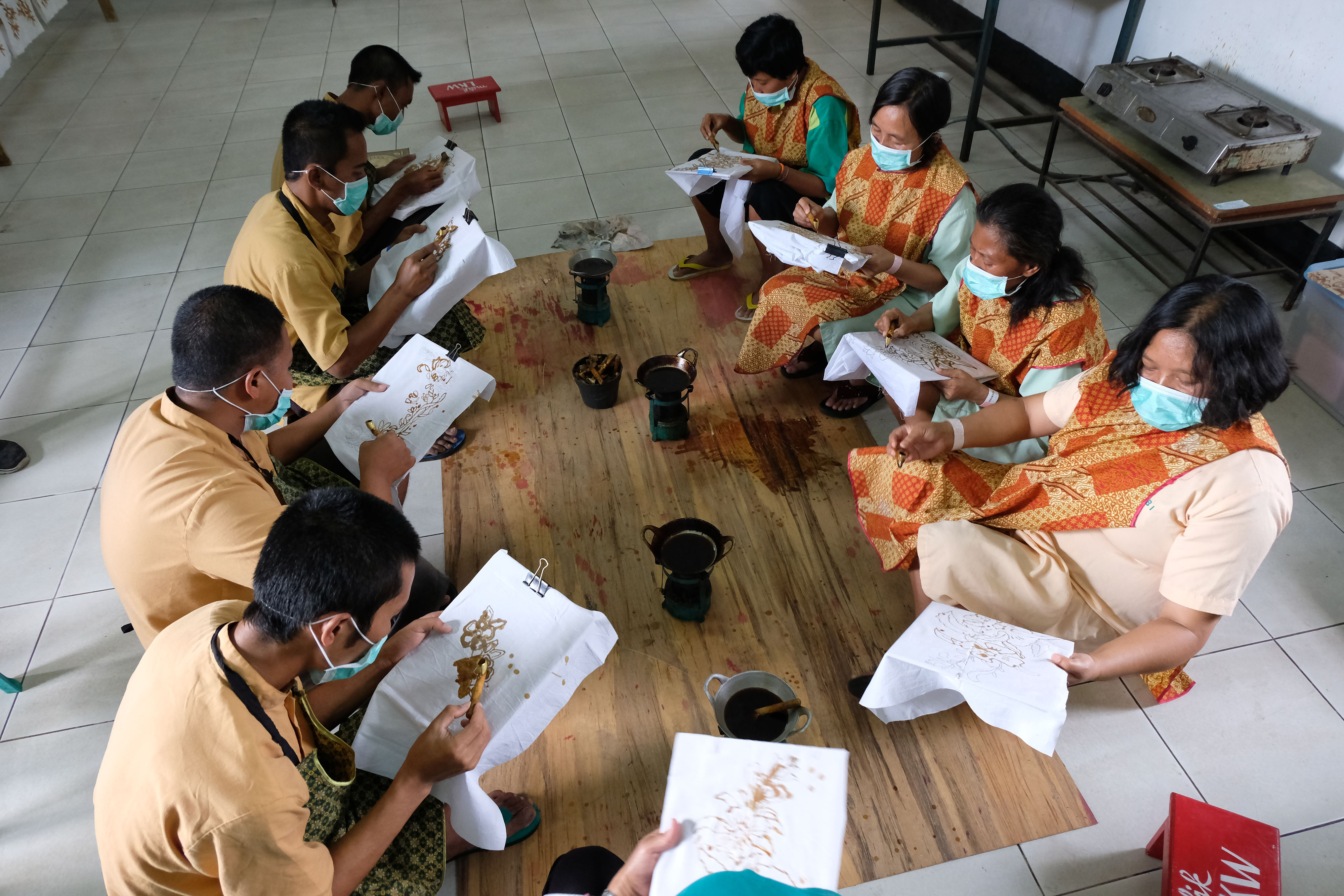 Pasien rumah sakit jiwa mengisi waktu dengan belajar membatik. 